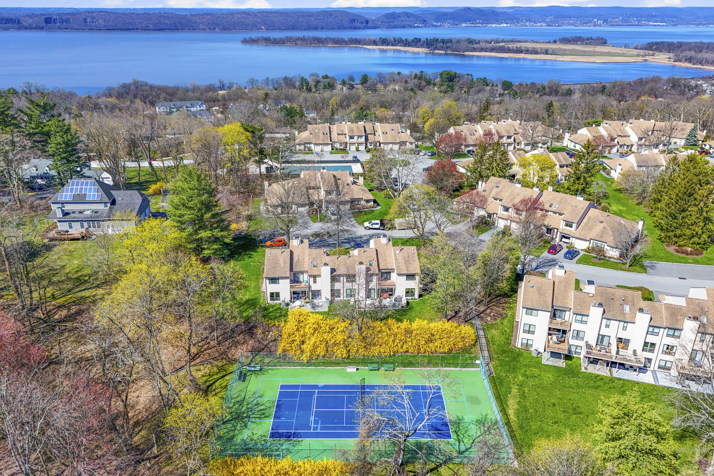  Water Views in Hudson Watch - 物件實景