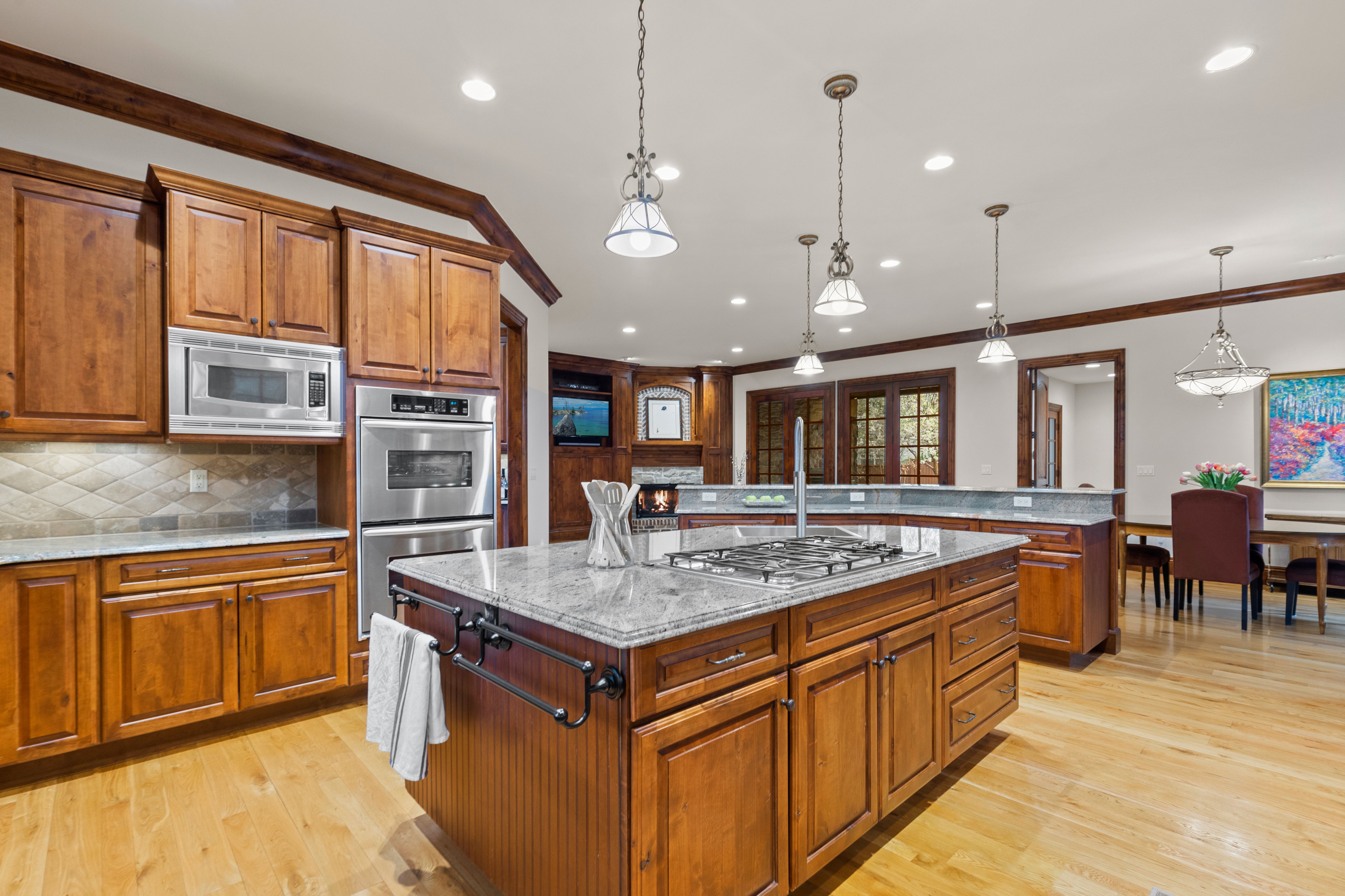  LUXURY LIVING IN LOWRY TIMELESS ENGLISH TUDOR EXPANSIVE LOT ON 6TH AVENUE PKWY - 物件實景