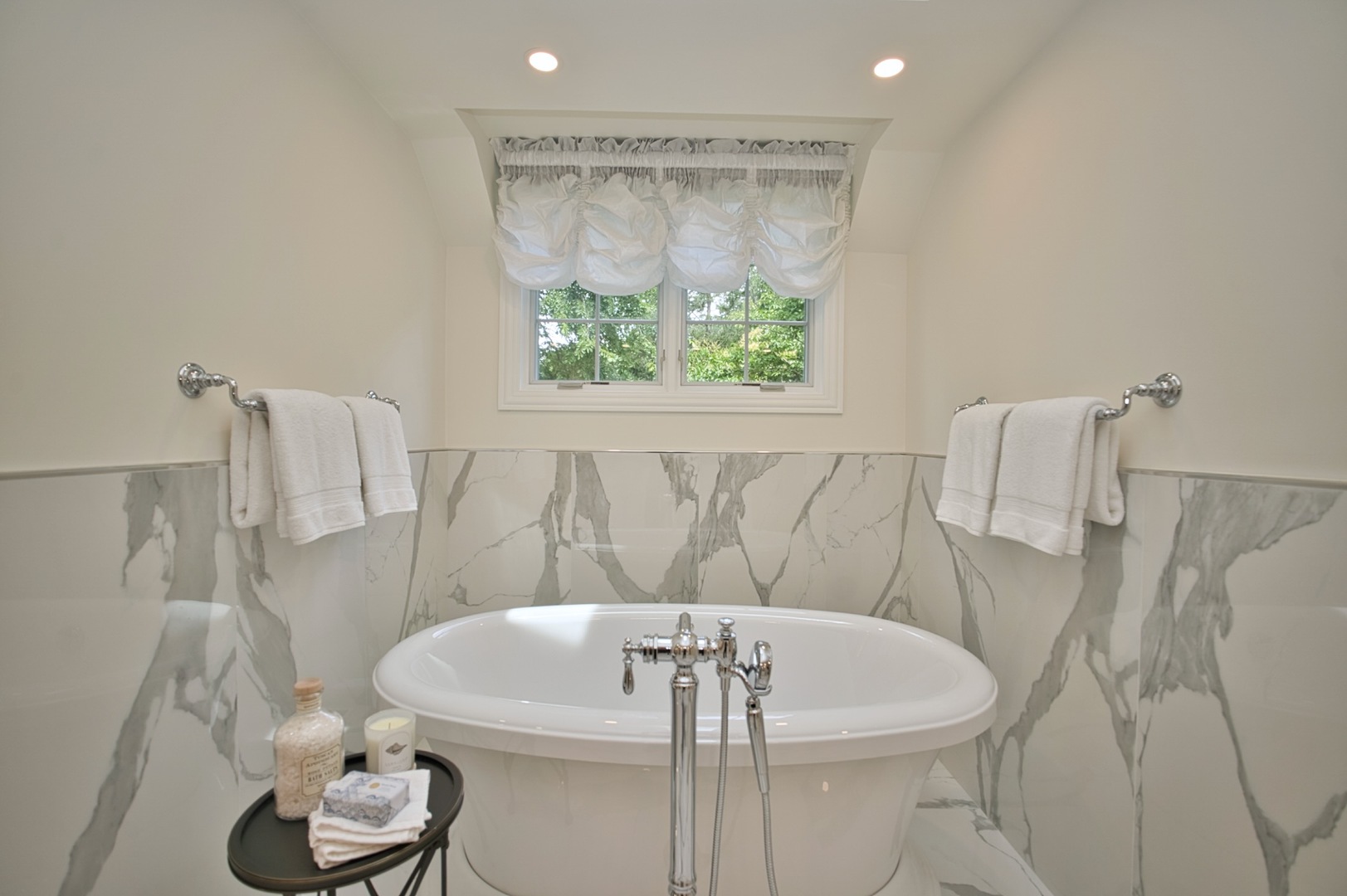 Lake Forest, Illinois, 60045, United States, 4 Bedrooms Bedrooms, ,5 BathroomsBathrooms,Residential,For Sale,2038354