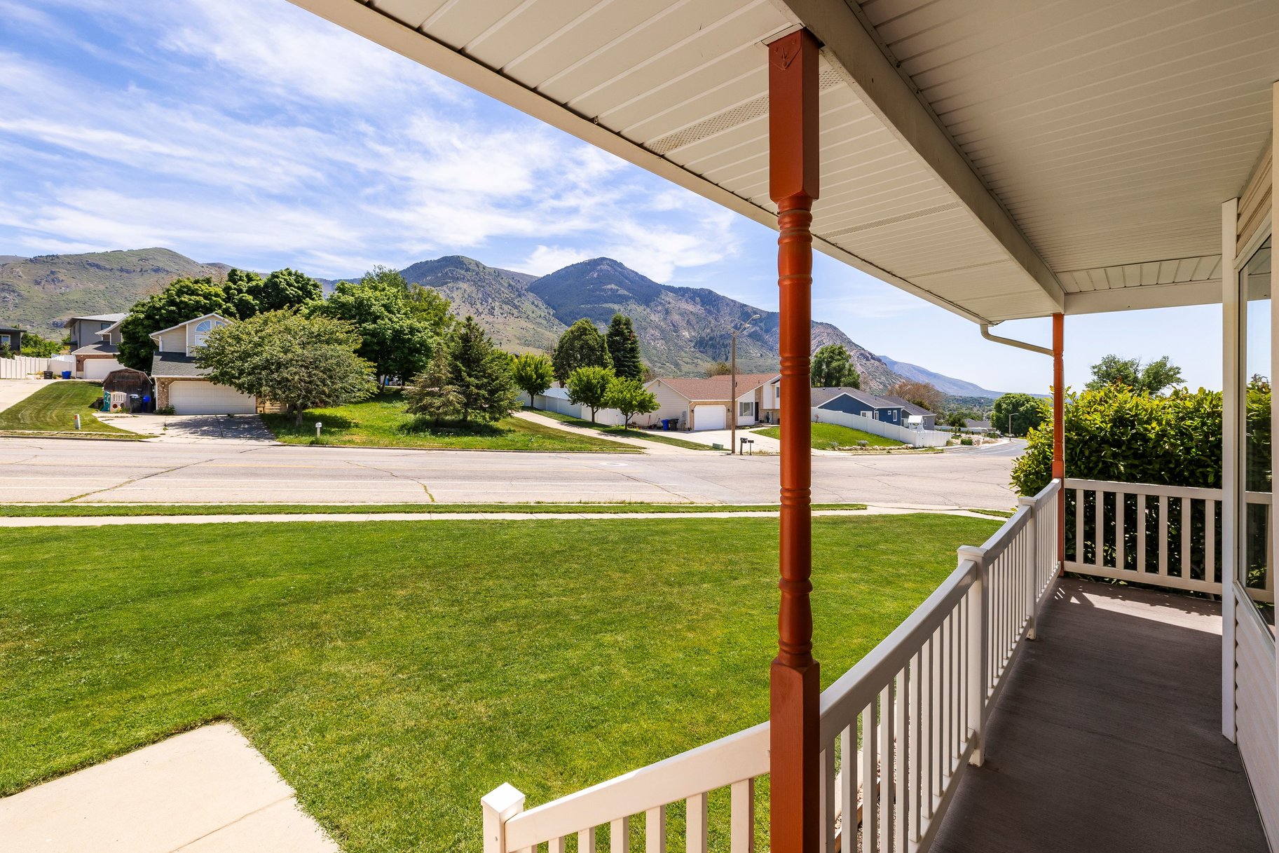  5 Bedroom, 3 Bath Home With One Of North Ogdens Best Porch Views - 物件實景