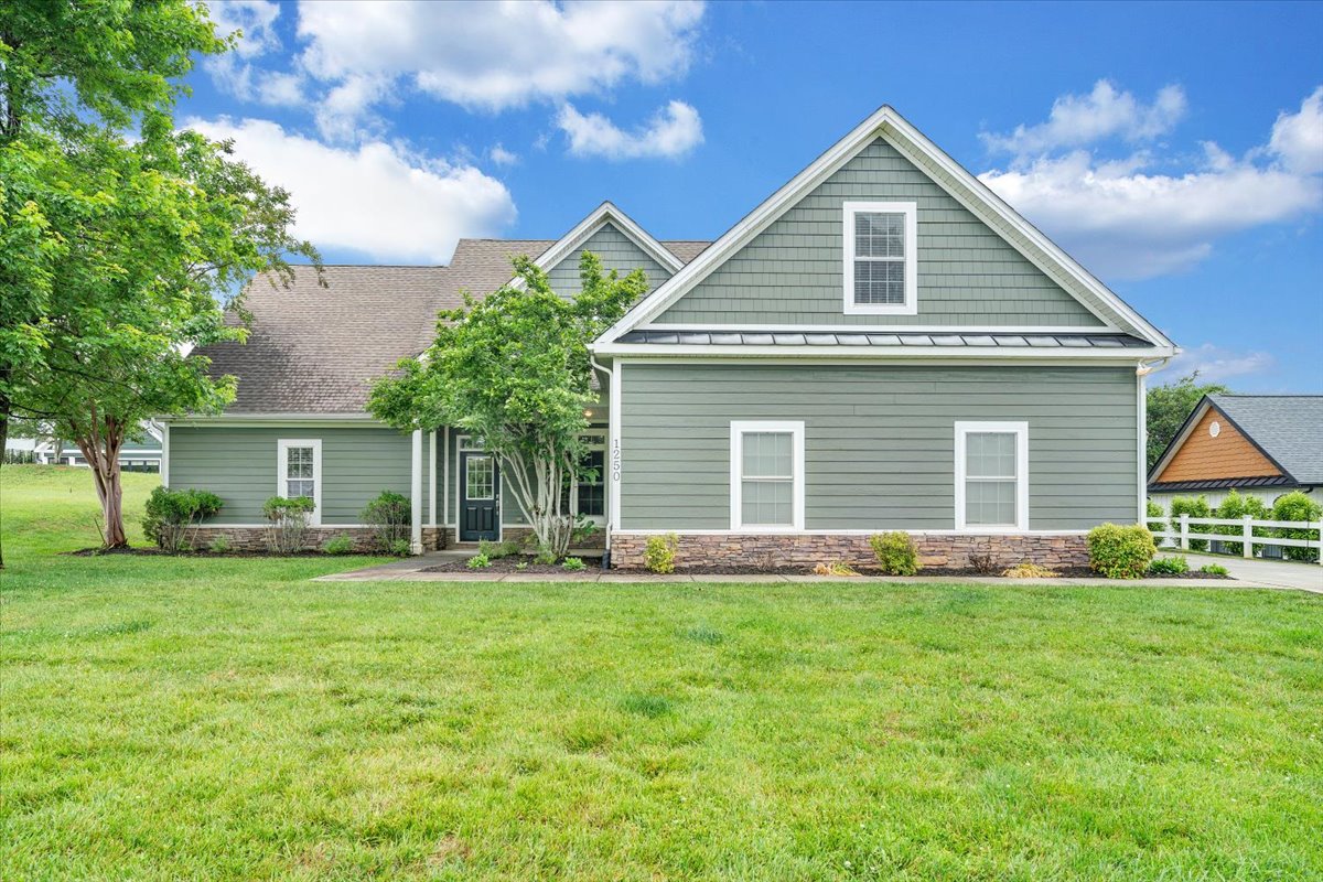 Huddleston, Virginia, 24104, United States, 4 Bedrooms Bedrooms, ,4 BathroomsBathrooms,Residential,For Sale,2048445