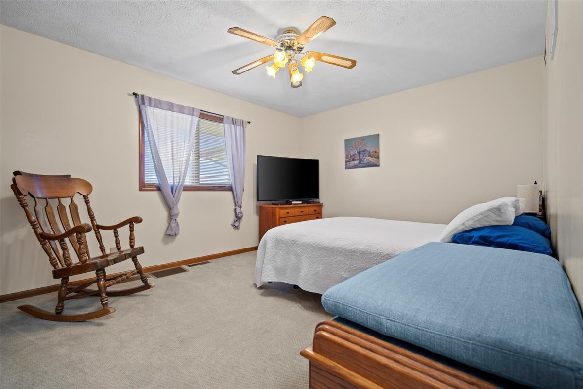 Saunemin, Illinois, 61769, United States, 4 Bedrooms Bedrooms, ,4 BathroomsBathrooms,Residential,For Sale,1958383