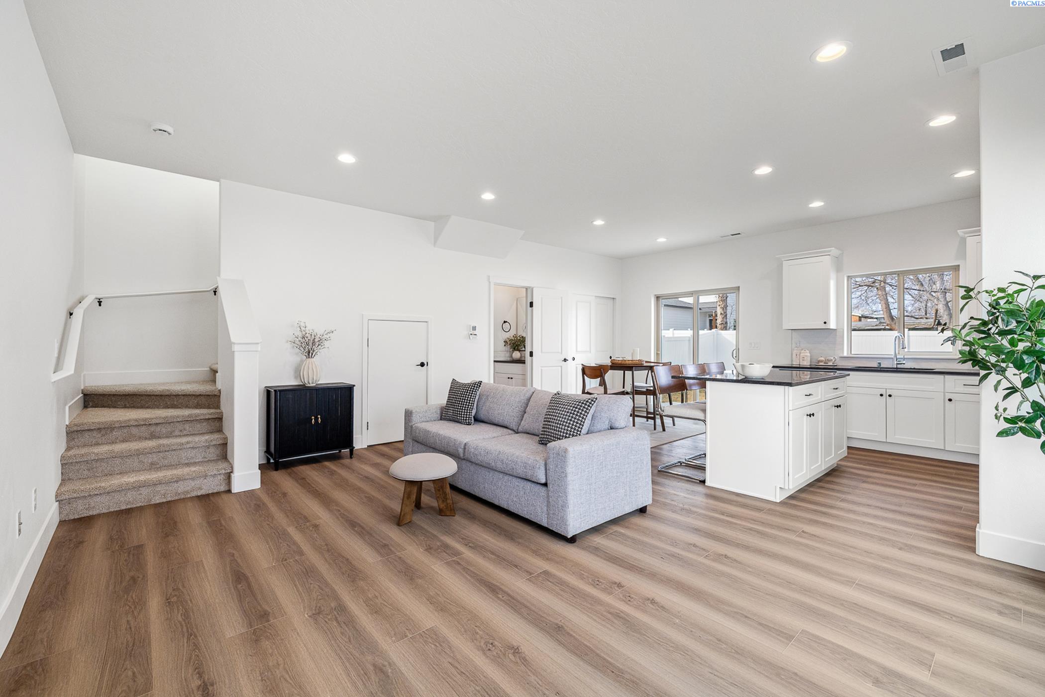 Kennewick, Washington, 99337, United States, 7 Bedrooms Bedrooms, ,Residential,For Sale,1794689