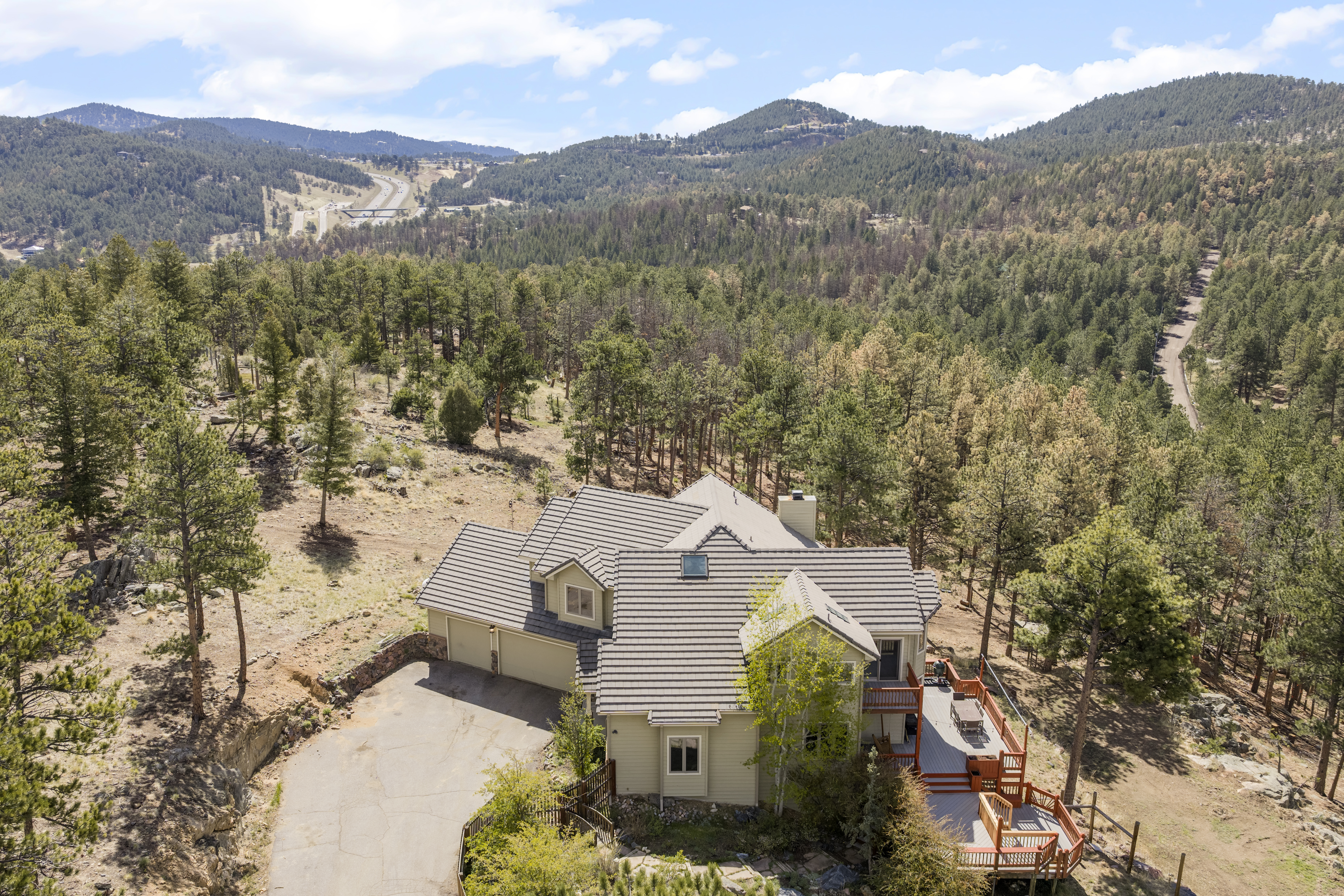  Set on 10+ private acres in the sought-after Ruby Ranch enclave - 物件實景