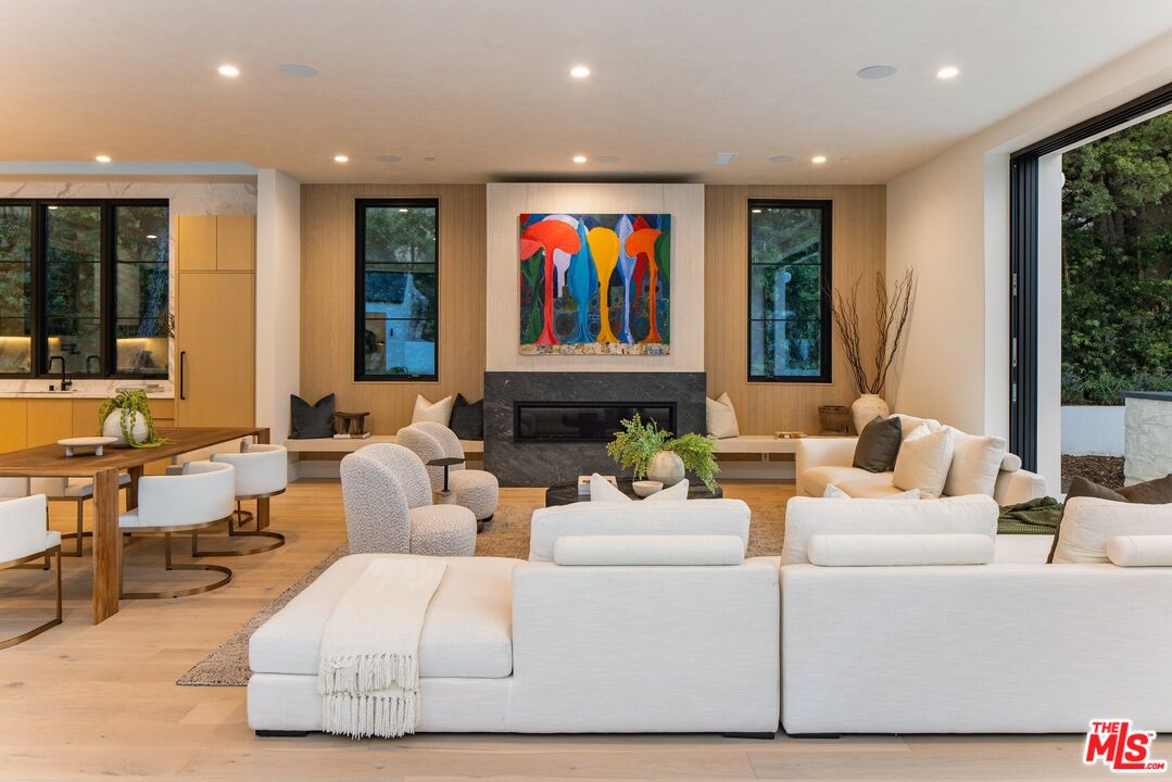 Los Angeles, California, 90049, United States, 5 Bedrooms Bedrooms, ,3 BathroomsBathrooms,Residential,For Sale,1839044