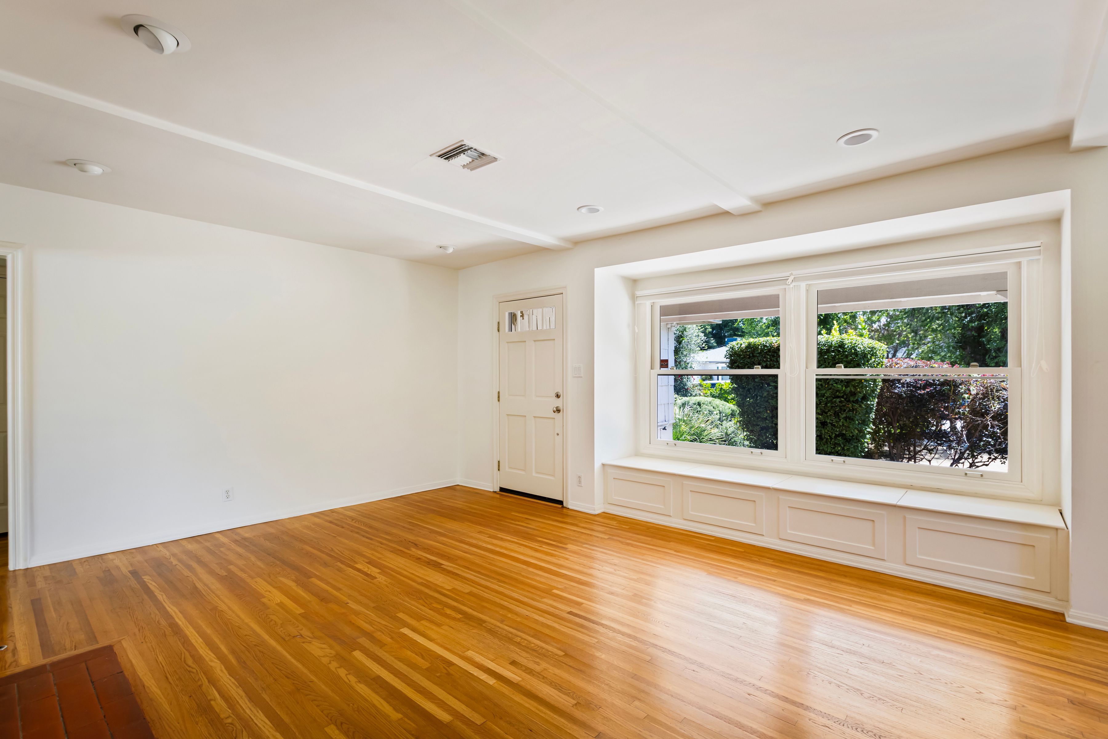  5005 Varna Avenue - 物件實景