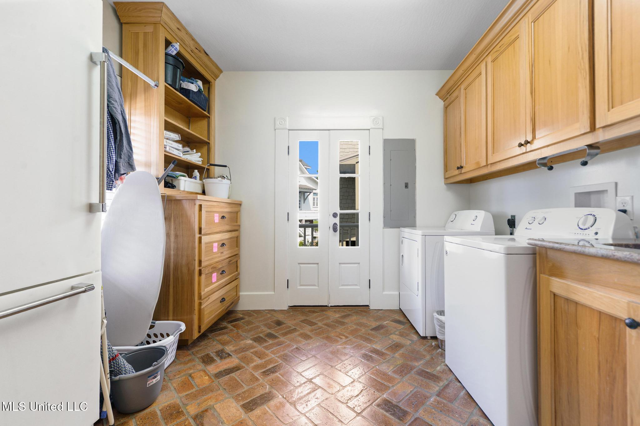 Pass Christian, Mississippi, 39571, United States, 5 Bedrooms Bedrooms, ,7 BathroomsBathrooms,Residential,For Sale,1989157