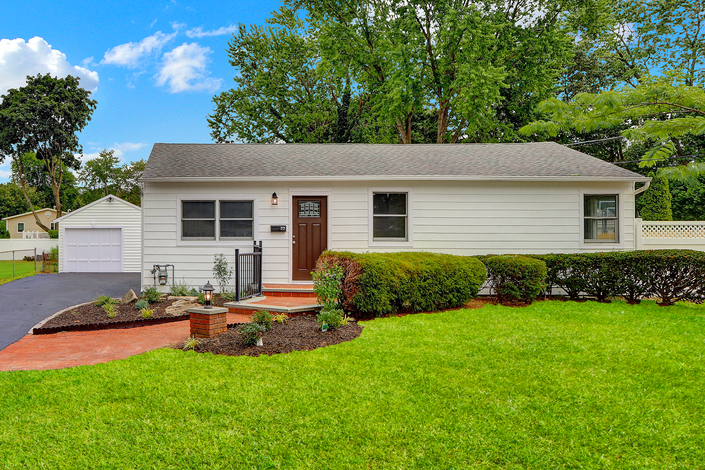 West Islip, New York, 11795, United States, 3 Bedrooms Bedrooms, ,2 BathroomsBathrooms,Residential,For Sale,1920311