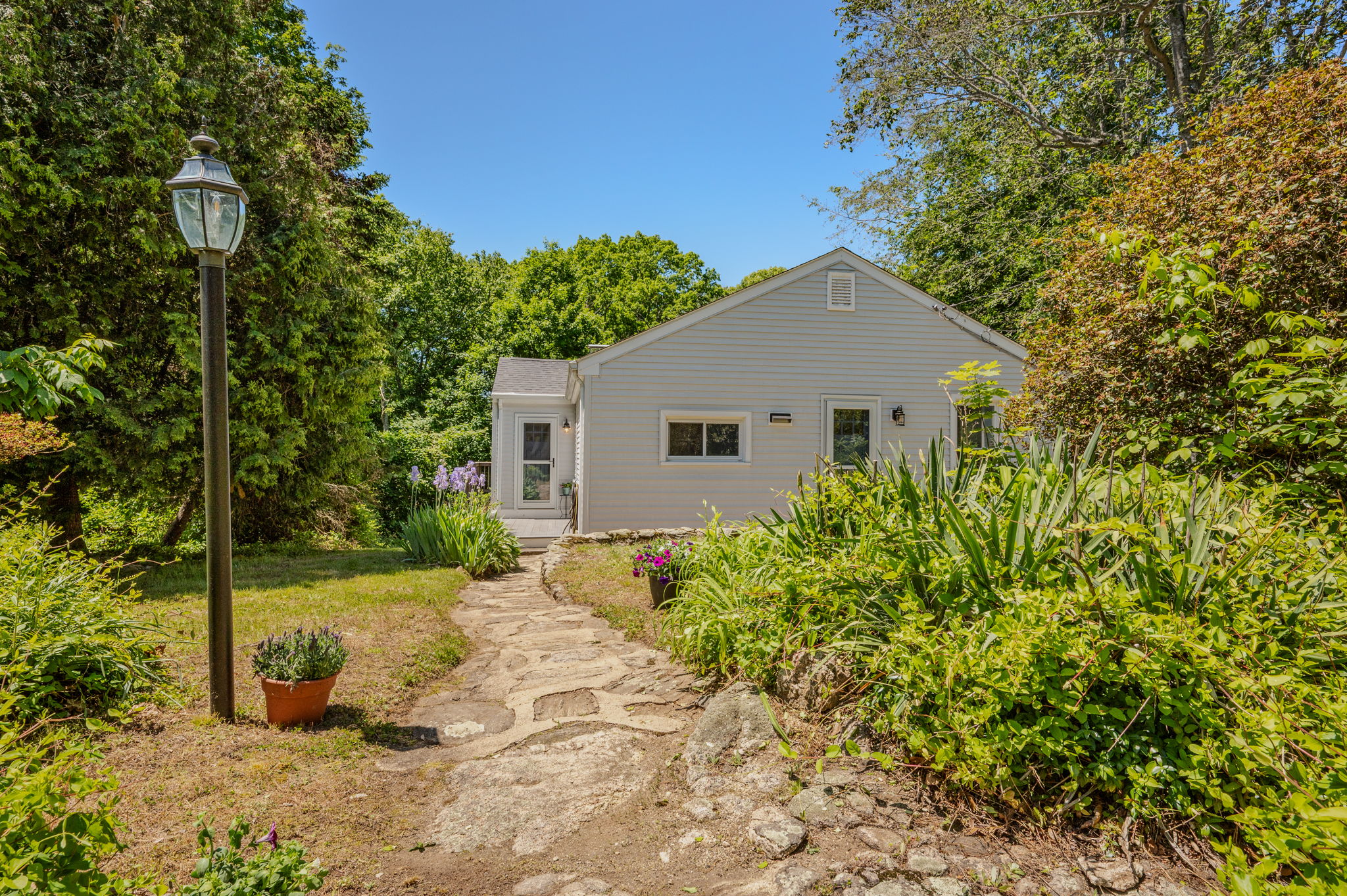  Find privacy and charm in this beautifully updated Waterford home. - 物件實景