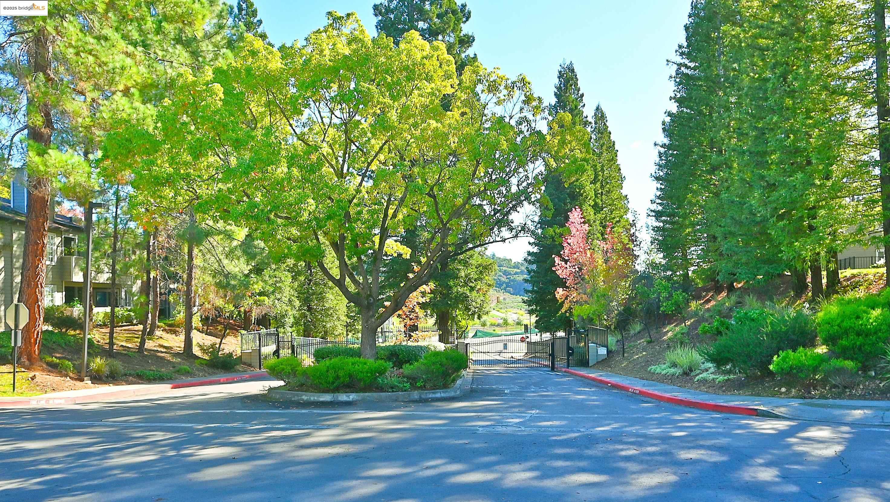 Oakland, California, 94605, United States, 2 Bedrooms Bedrooms, ,2 BathroomsBathrooms,Residential,For Sale,2000810