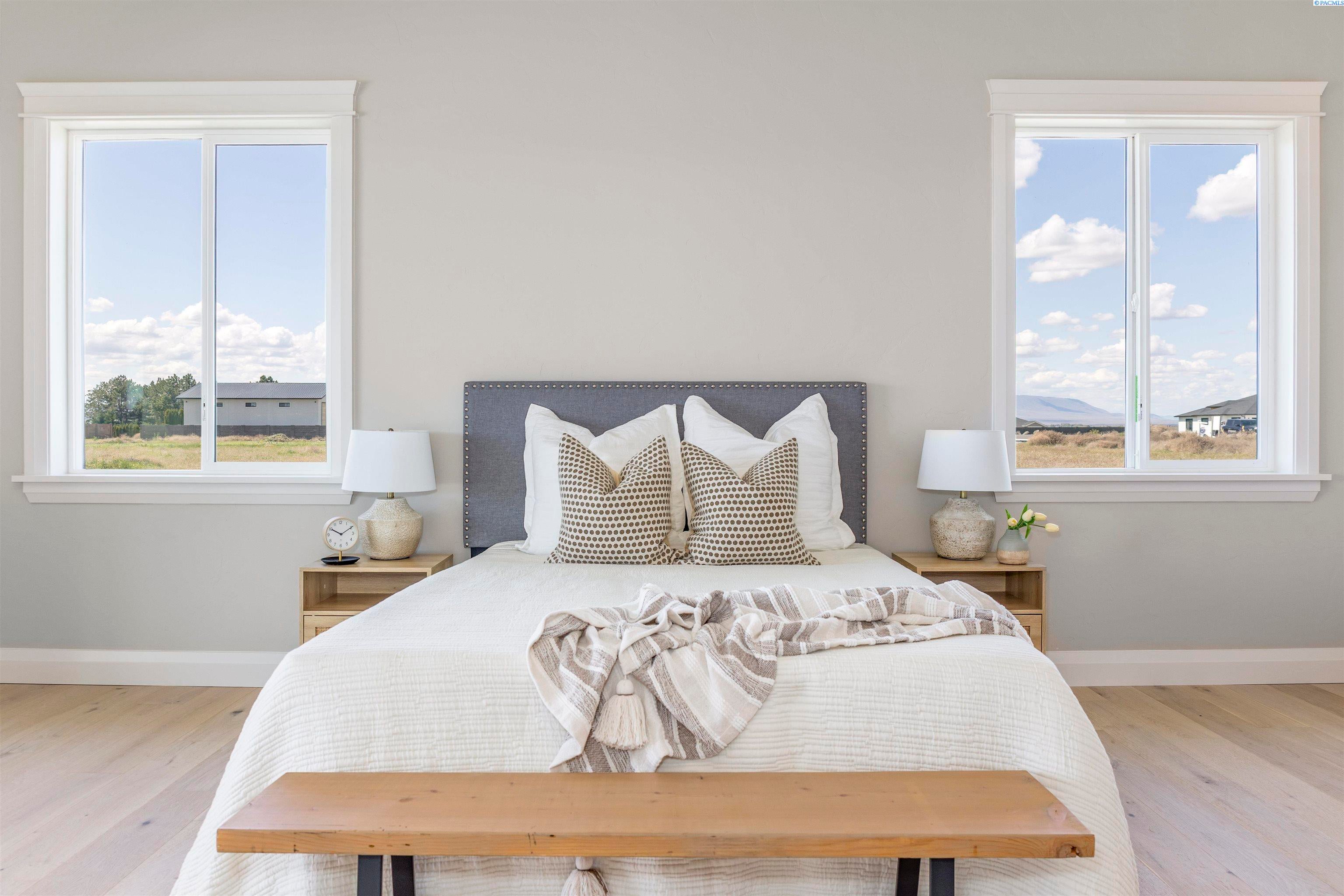 Pasco, Washington, 99301, United States, 4 Bedrooms Bedrooms, ,4 BathroomsBathrooms,Residential,For Sale,1979457