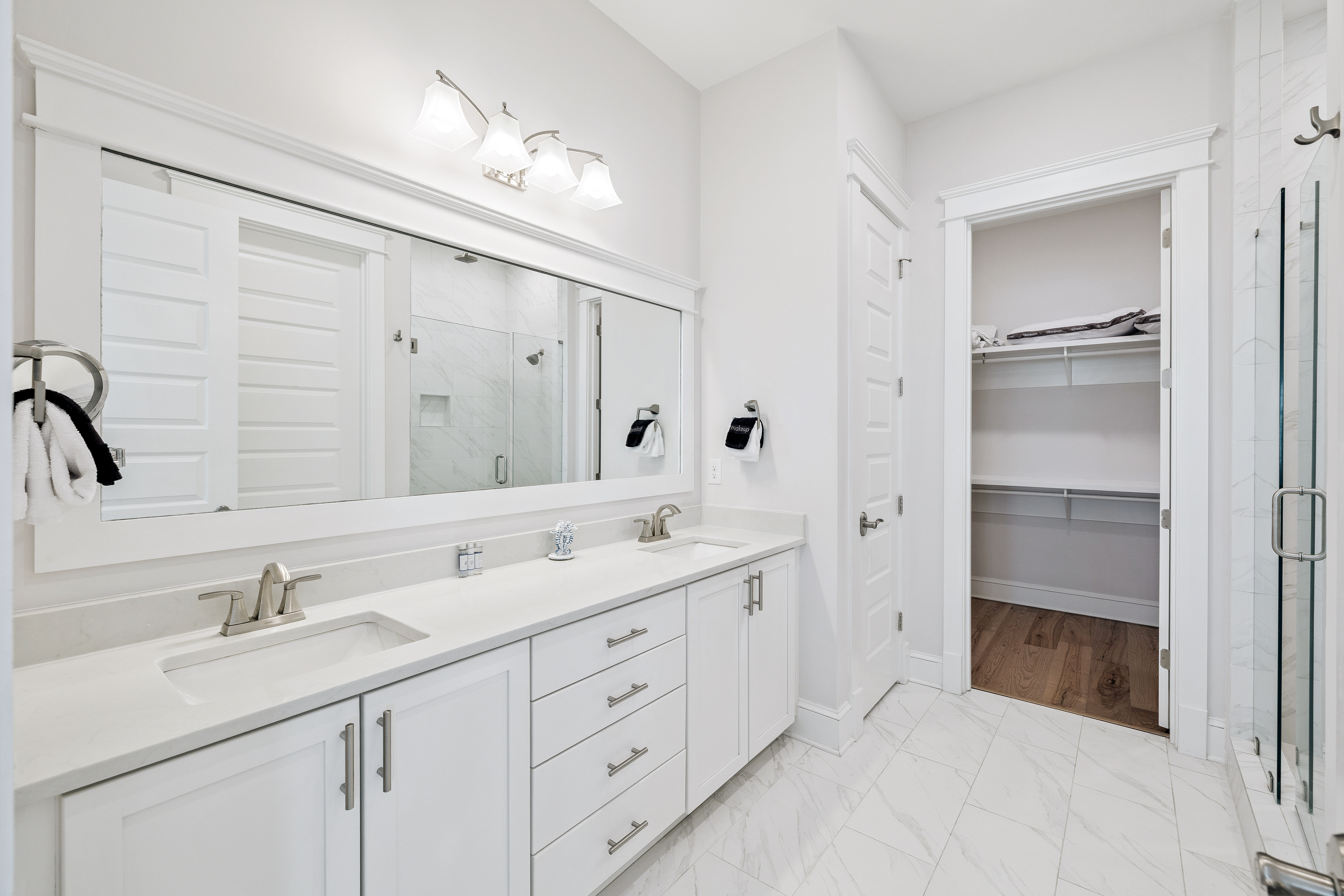  Spacious 3-Level Home With Elevator & Steps to Community Pool - 物件實景