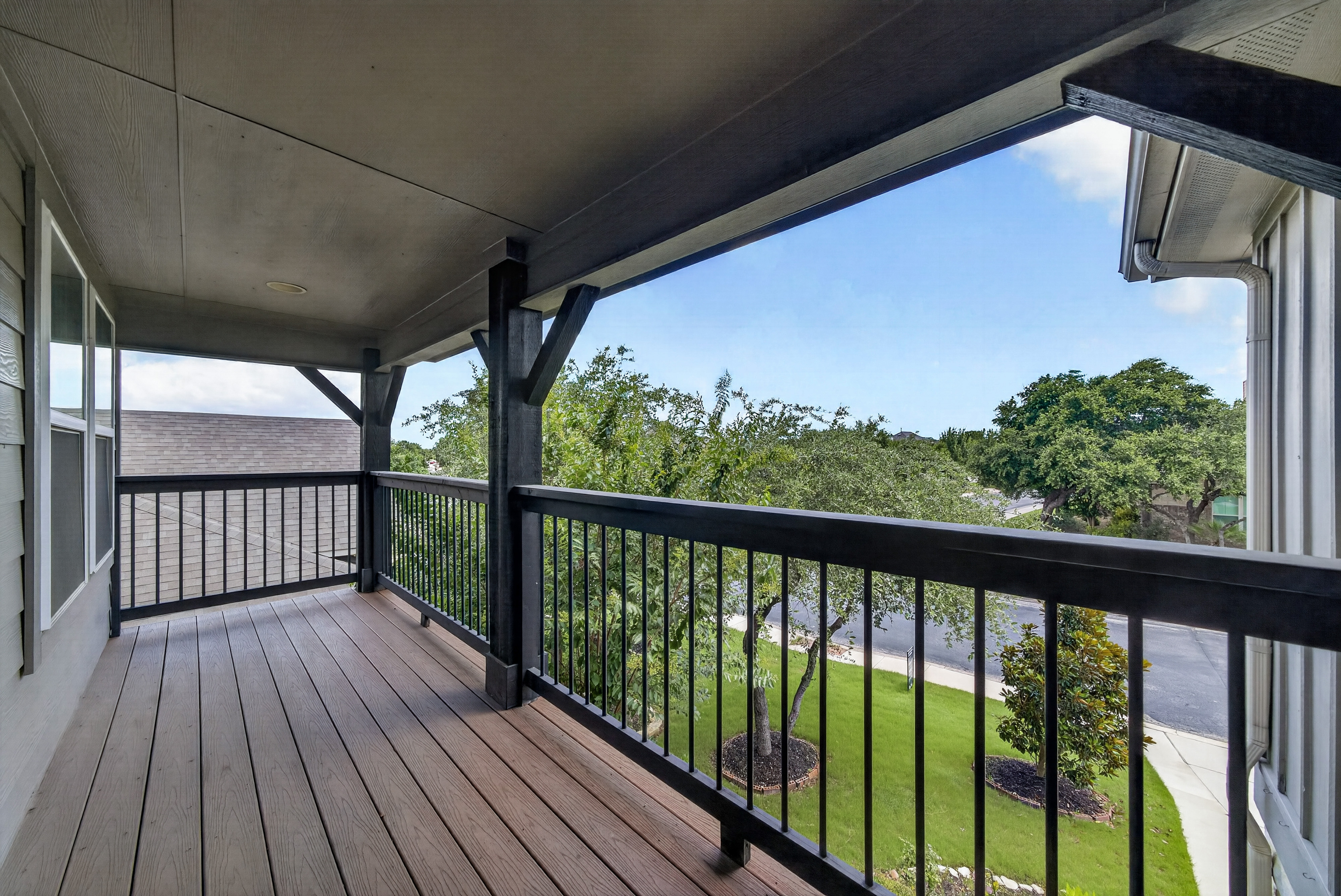  Stunning 5-Bedroom Home with Balcony and Game Room - 物件實景