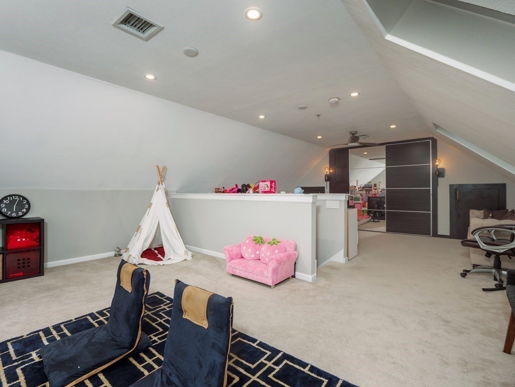 Walpole, Massachusetts, 02081, United States, 5 Bedrooms Bedrooms, ,3 BathroomsBathrooms,Residential,For Sale,1830559