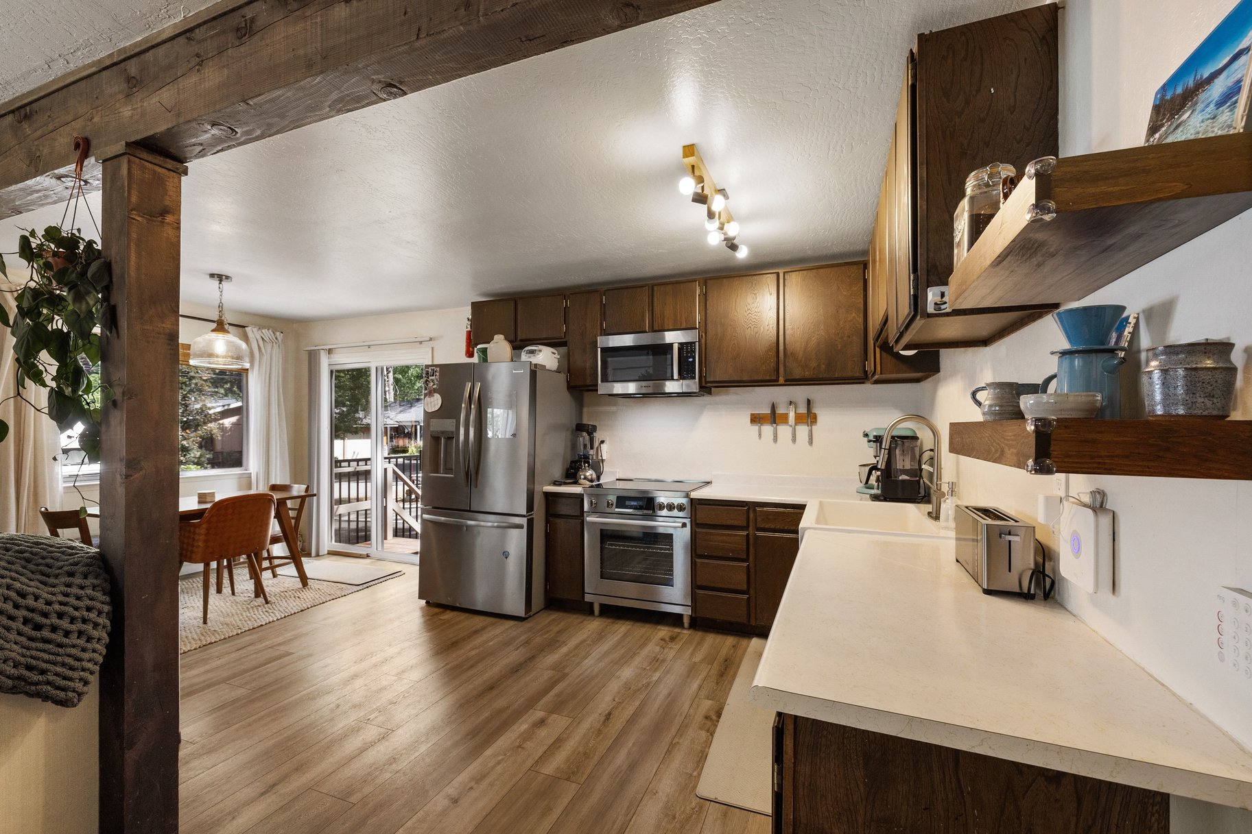  Charming Gambrel-Style Home in a Peaceful Setting - 物件實景
