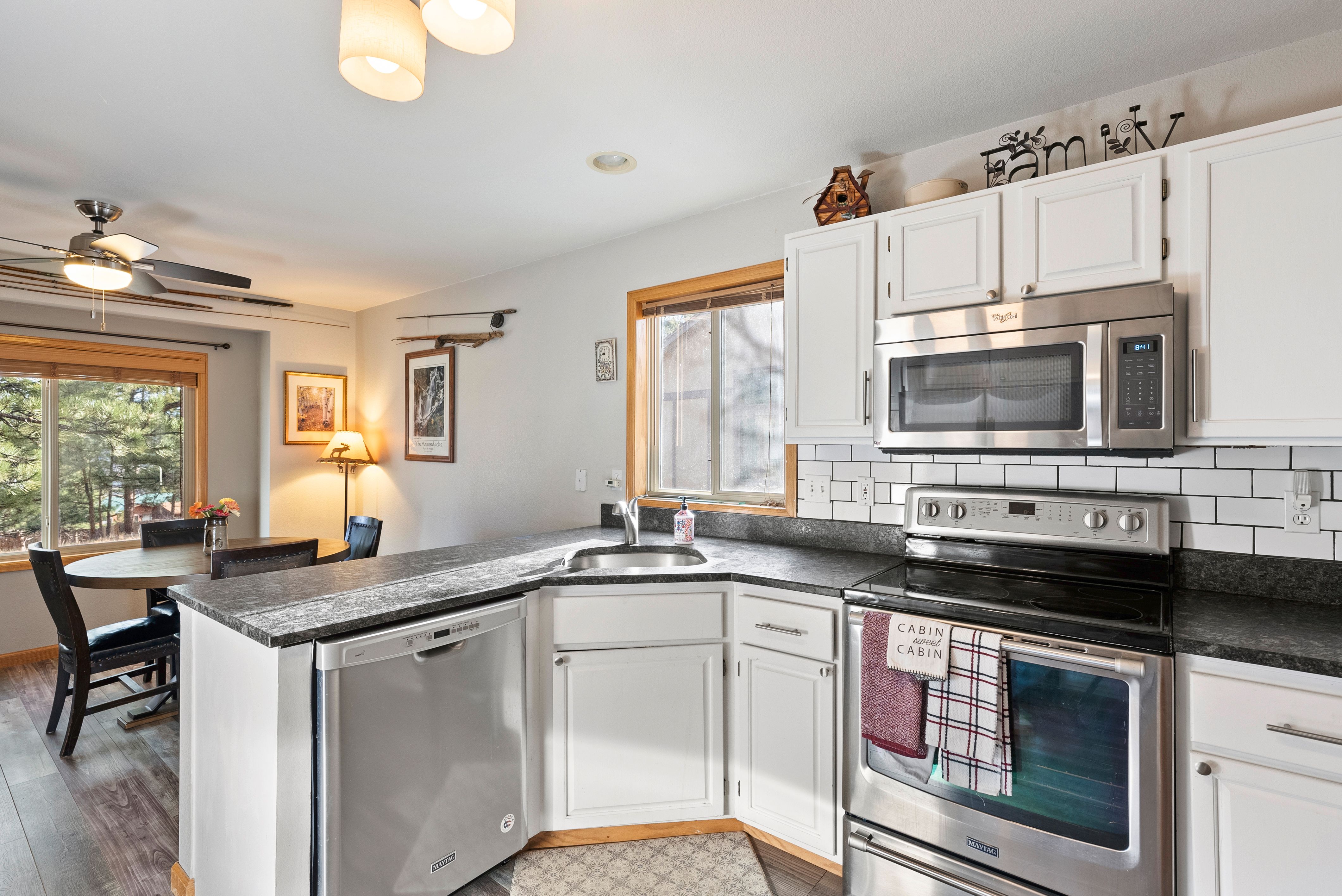  Beautifully Remodeled Home Tucked Away on Quiet Cul-De-Sac - 物件實景