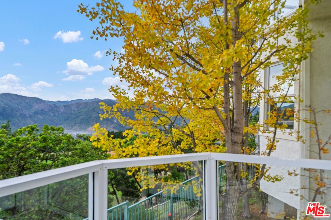 Pacific Palisades, California, 90272, United States, 2 Bedrooms Bedrooms, ,2 BathroomsBathrooms,Residential,For Sale,1991274