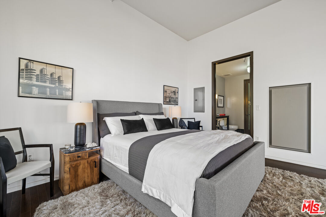 Los Angeles, California, 90028, United States, 2 Bedrooms Bedrooms, ,2 BathroomsBathrooms,Residential,For Sale,1827936