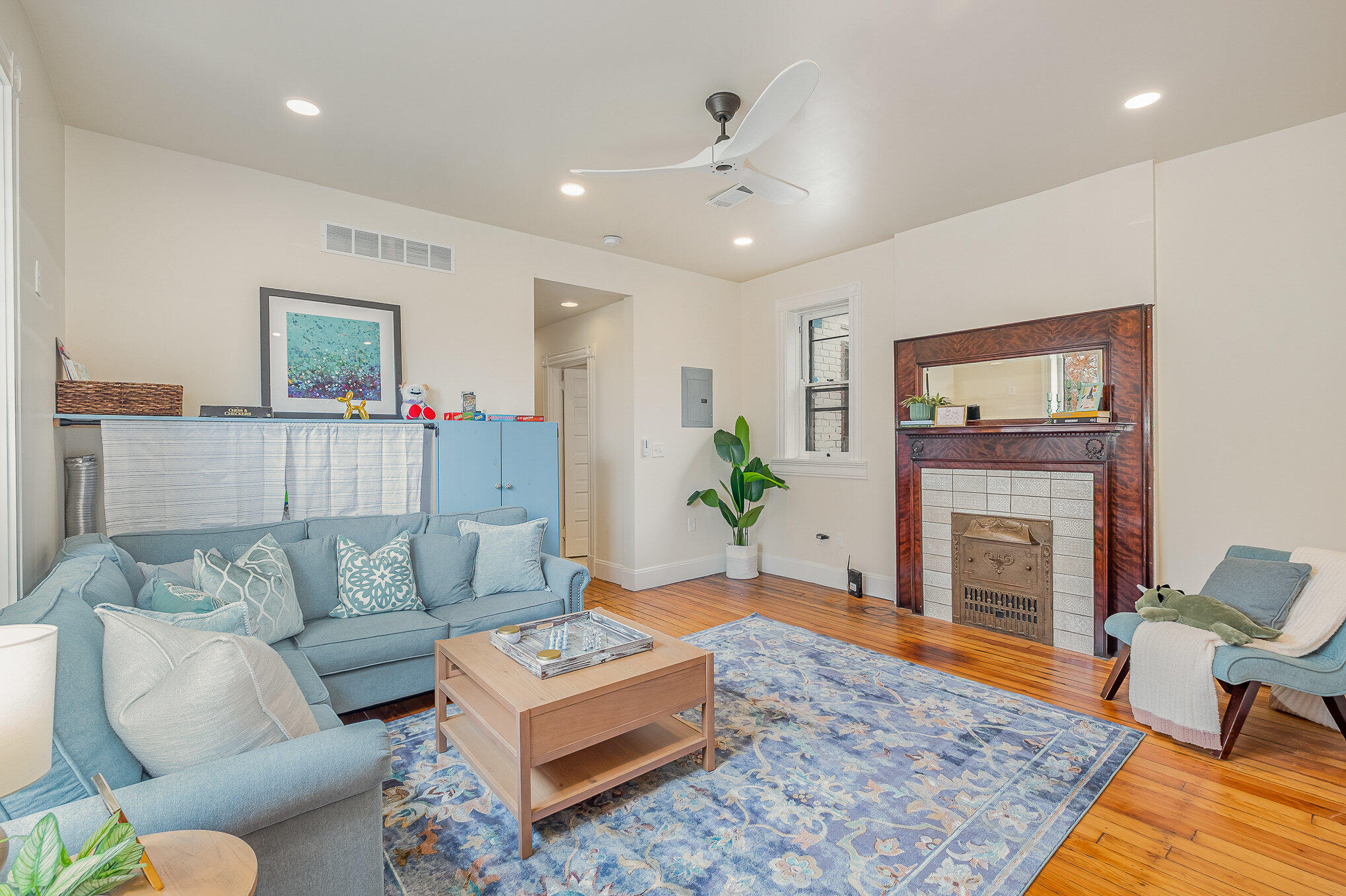 Newport, Kentucky, 41071, United States, 4 Bedrooms Bedrooms, ,4 BathroomsBathrooms,Residential,For Sale,1915092