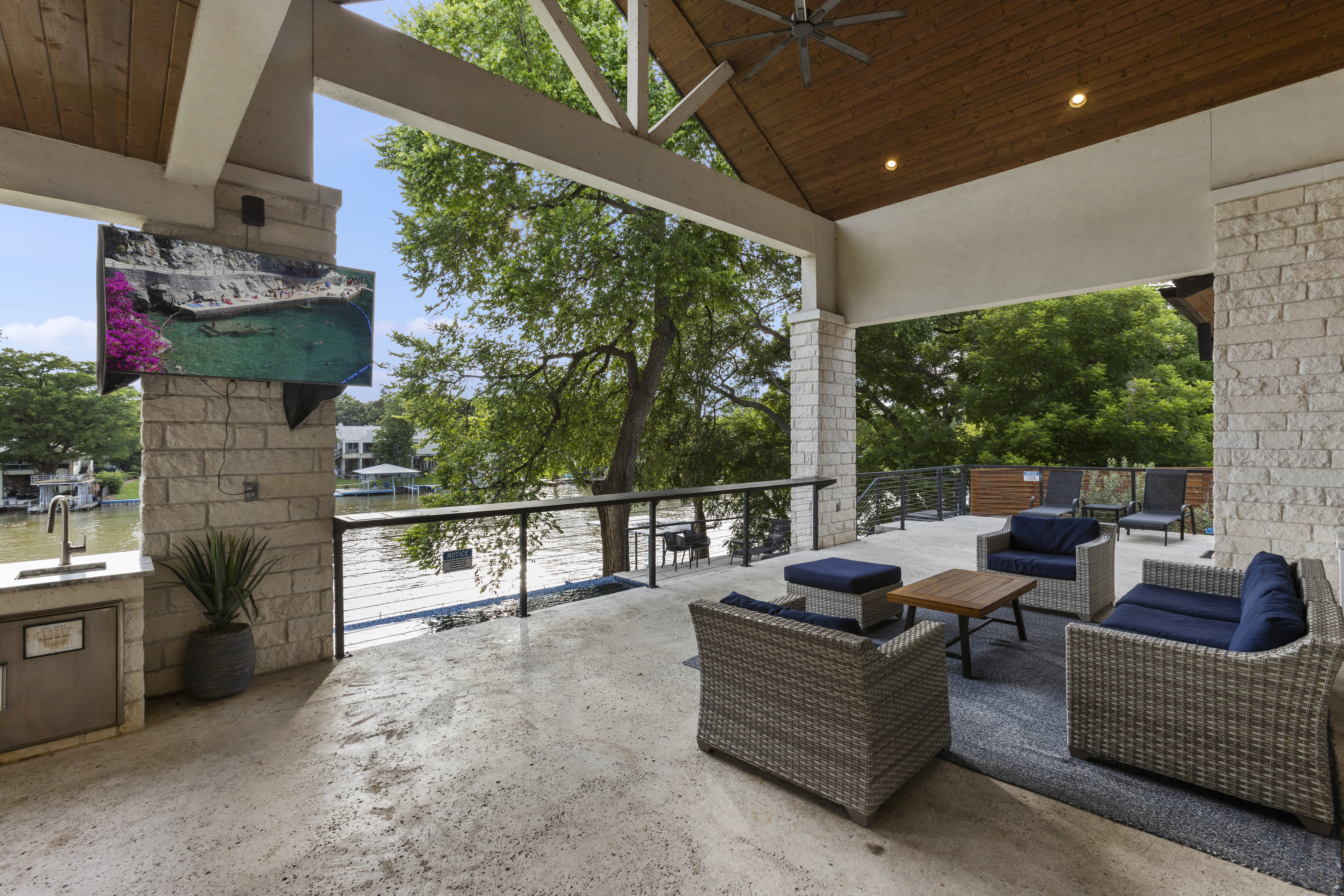  Lakefront Luxury Designed to Perform - 物件實景