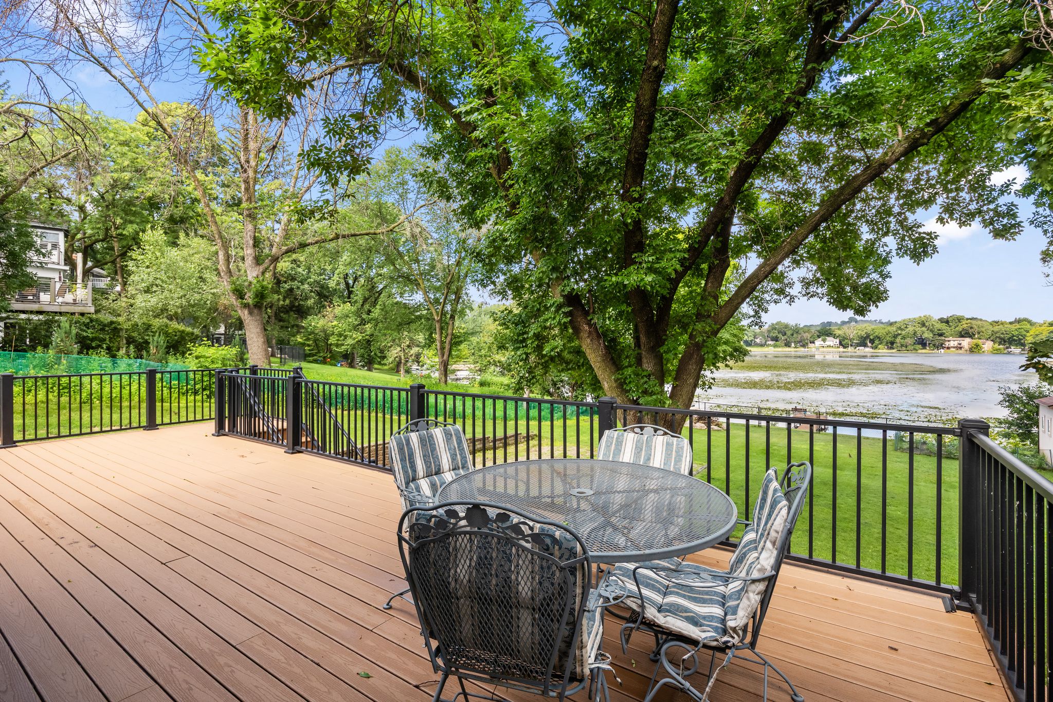  Exceptional Crystal Lake Retreat with Expansive Lakefront Living - 物件實景