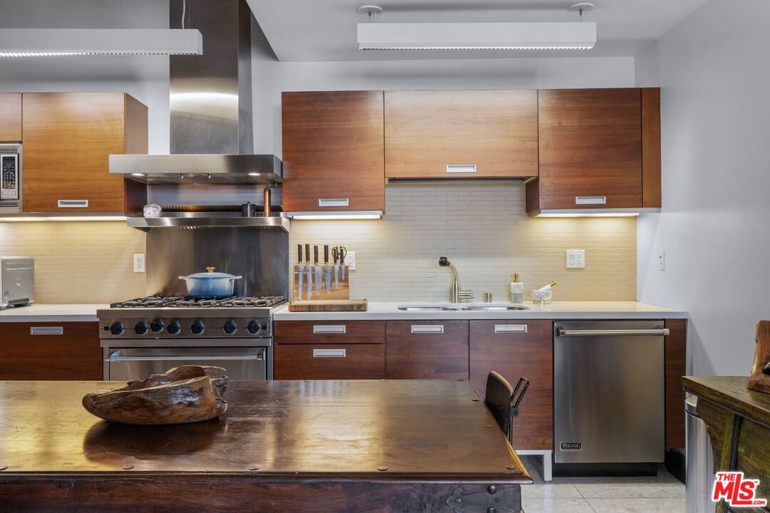 Los Angeles, California, 90028, United States, 3 Bedrooms Bedrooms, ,5 BathroomsBathrooms,Residential,For Sale,1744726