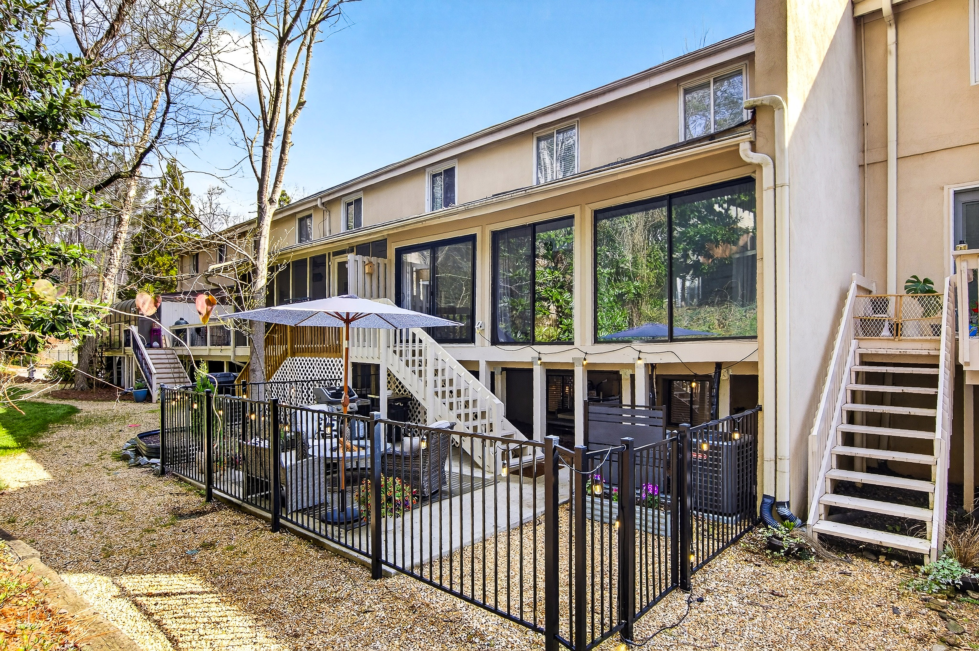  Spacious and Updated Townhome Offers Comfort, Charm and Convenience - 物件實景