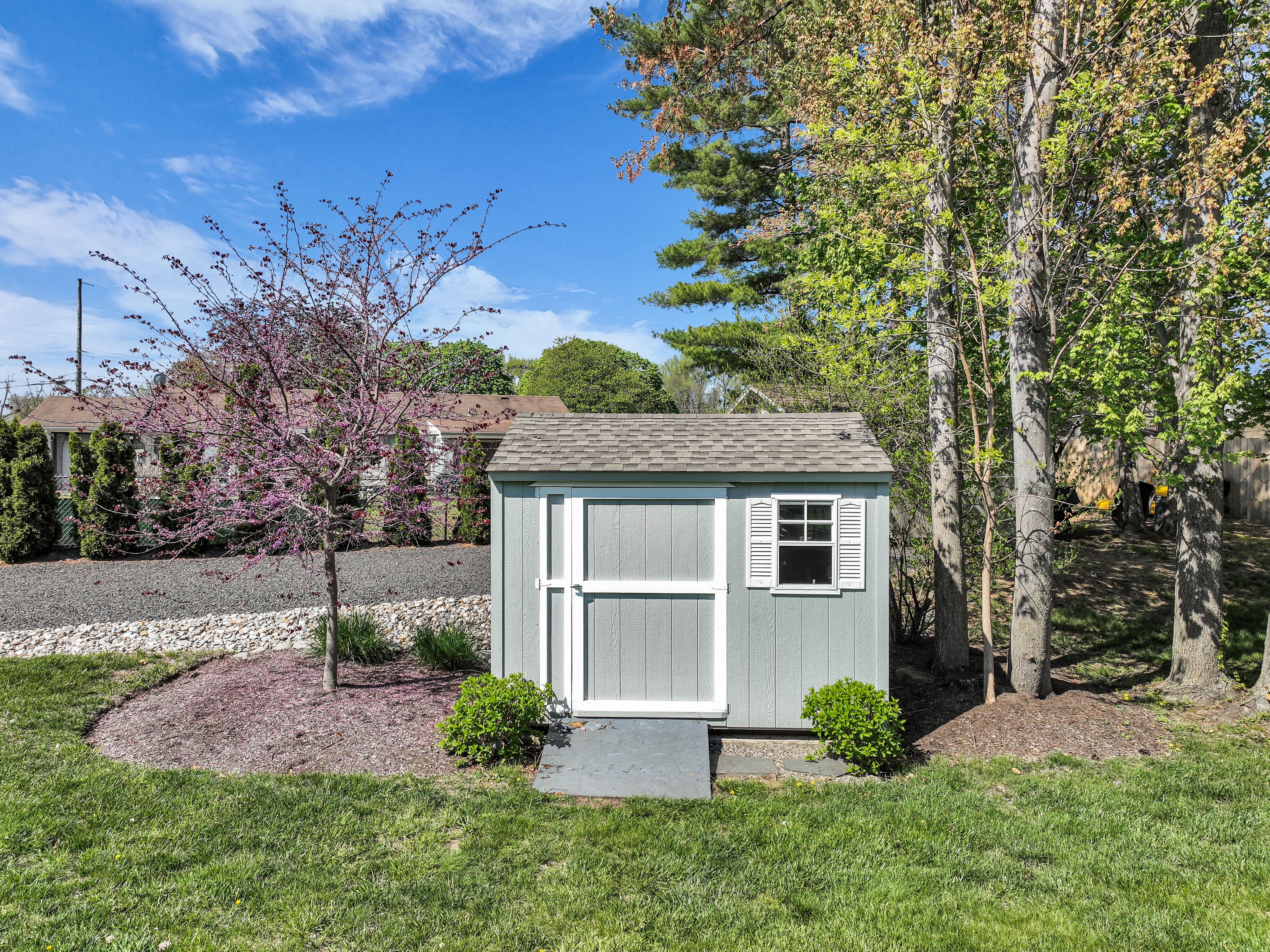  Welcome to this meticulously maintained charming 3-bedroom, 2-bathroom ranch, - 物件實景