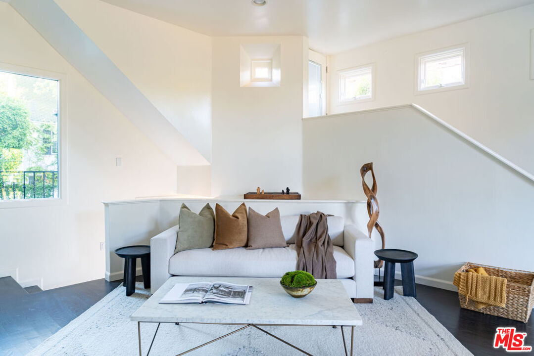 Los Angeles, California, 90004, United States, 4 Bedrooms Bedrooms, ,5 BathroomsBathrooms,Residential,For Sale,1989433