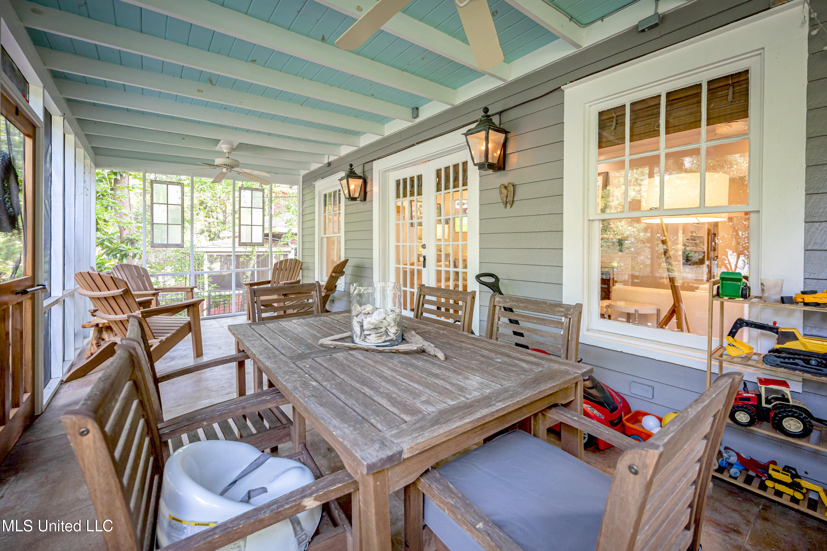 Ocean Springs, Mississippi, 39564, United States, 3 Bedrooms Bedrooms, ,2 BathroomsBathrooms,Residential,For Sale,1987573