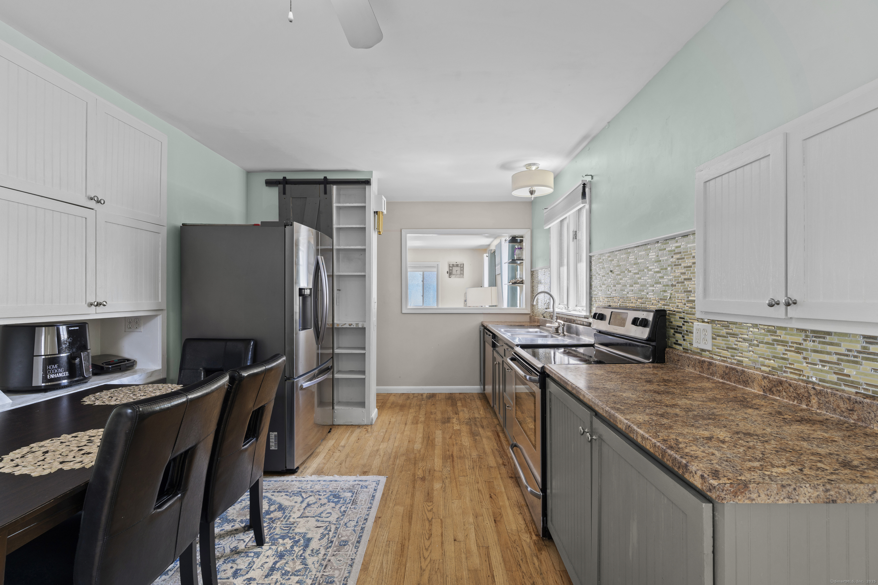 Milford, Connecticut, 06460, United States, 3 Bedrooms Bedrooms, ,2 BathroomsBathrooms,Residential,For Sale,1896652