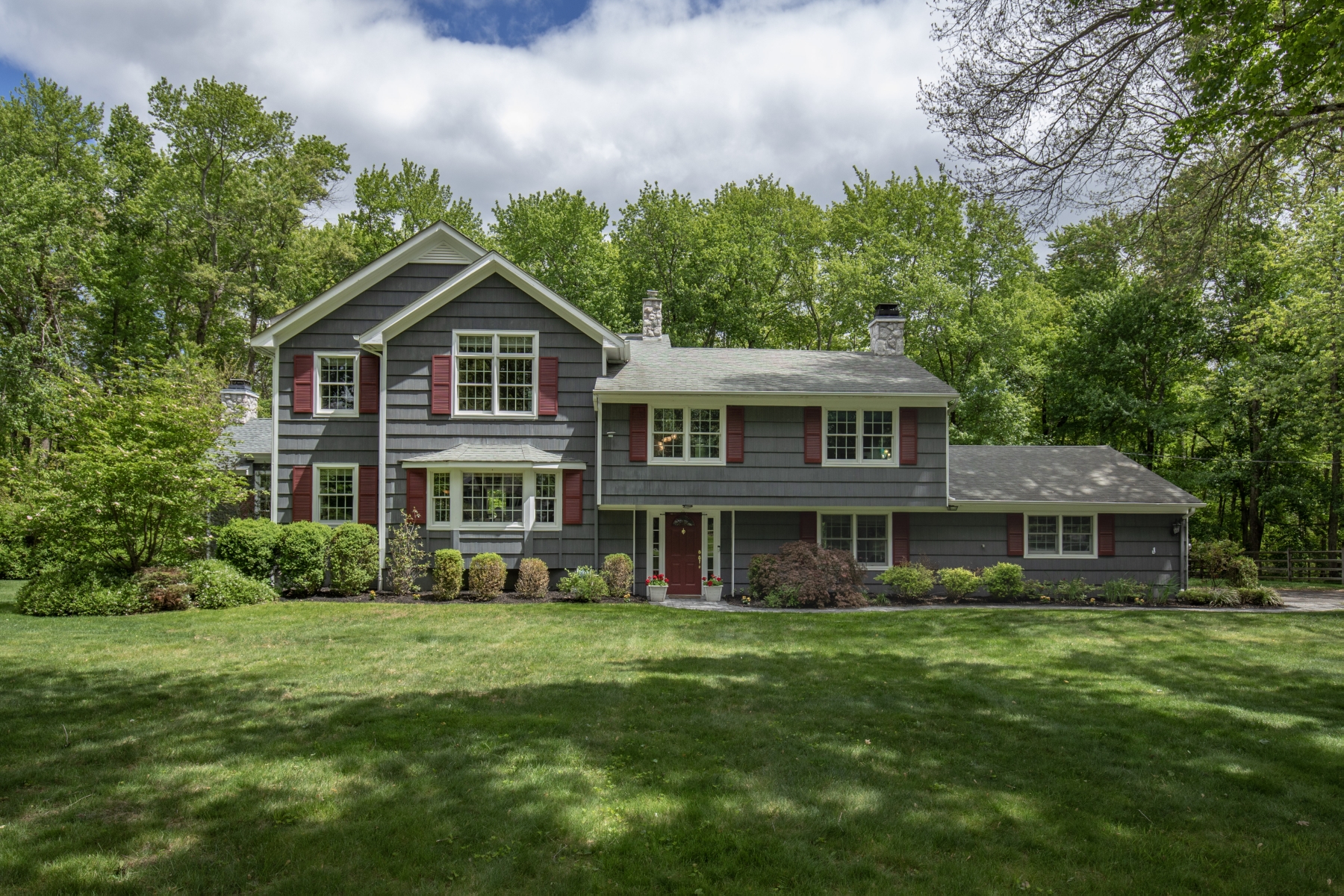  Expanded and Beautifully Maintained Custom Split Level Home - 物件實景