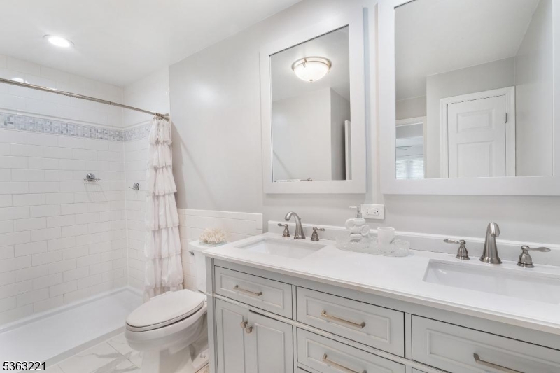 Hampton Twp., New Jersey, 07860, United States, 5 Bedrooms Bedrooms, ,3 BathroomsBathrooms,Residential,For Sale,1847031