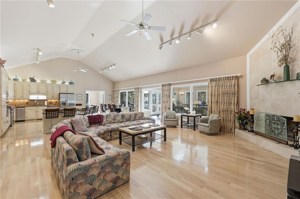 Buford, Georgia, 30518, United States, 4 Bedrooms Bedrooms, ,4 BathroomsBathrooms,Residential,For Sale,1986325