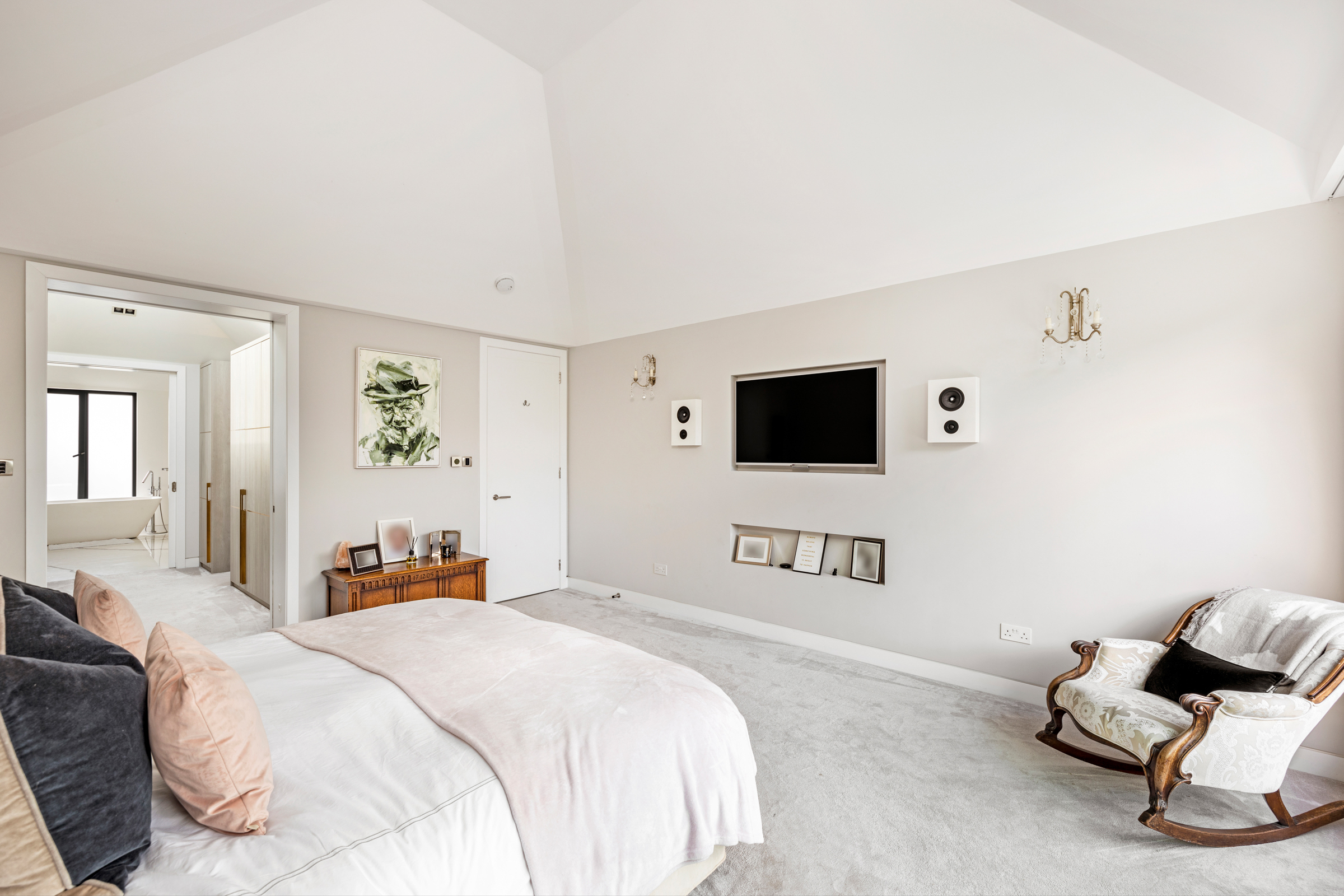  A seven-bedroom contemporary house built around a century-old olive tree - 物件實景