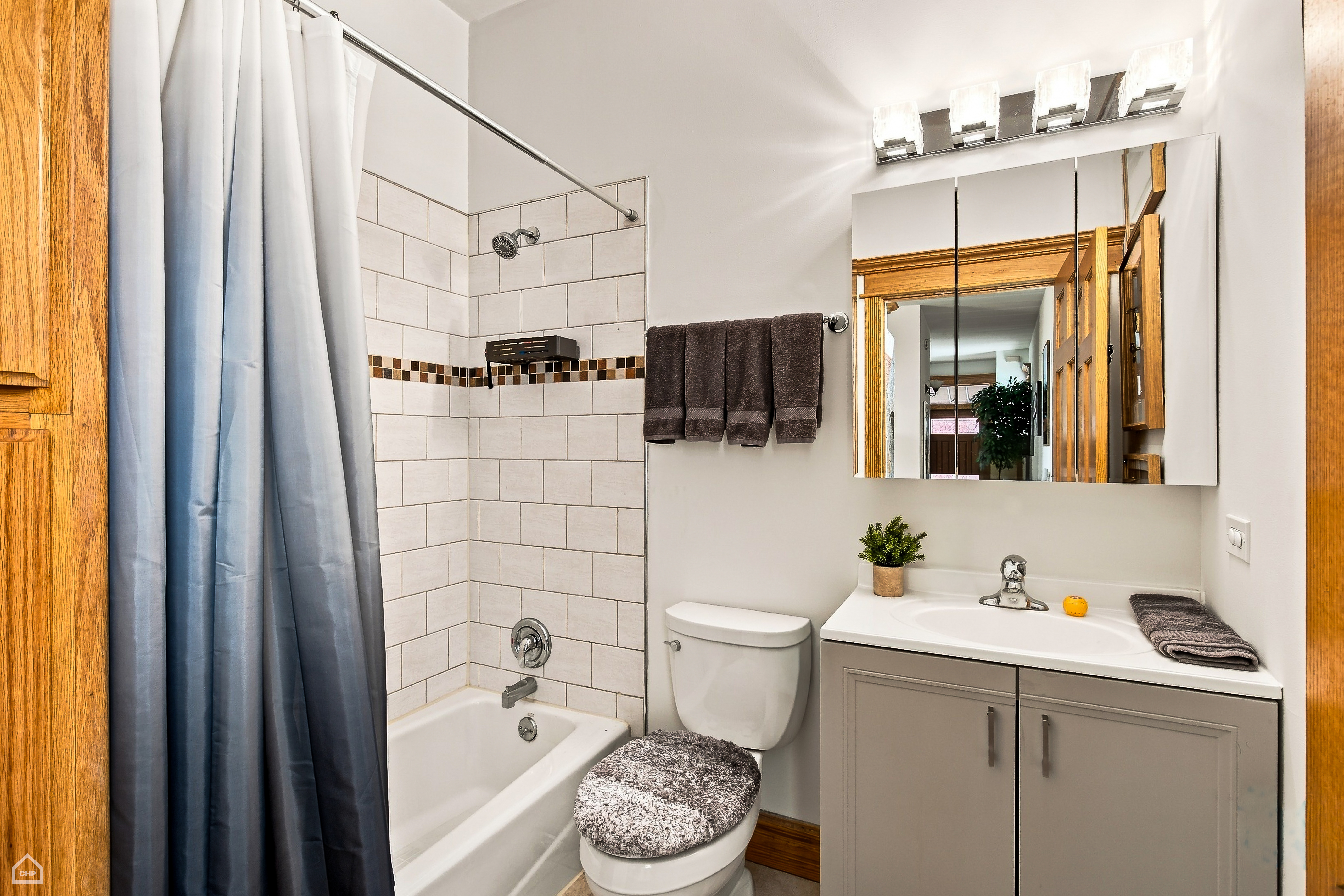 Excellent Opportunity to Own a Classic Chicago Brick Three-Flat - 物件實景