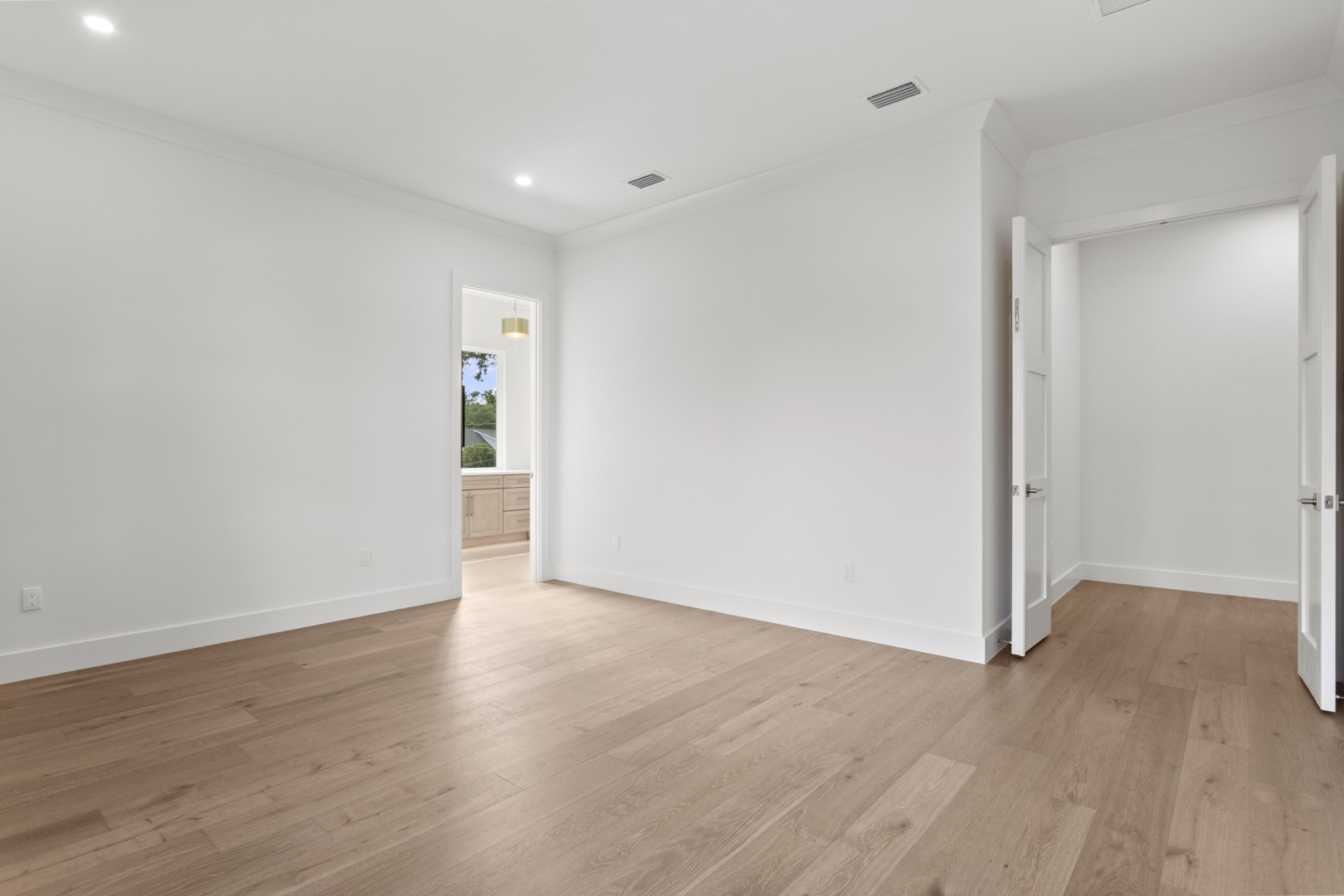 Tampa, Florida, 33611, United States, 6 Bedrooms Bedrooms, ,6 BathroomsBathrooms,Residential,For Sale,1981634