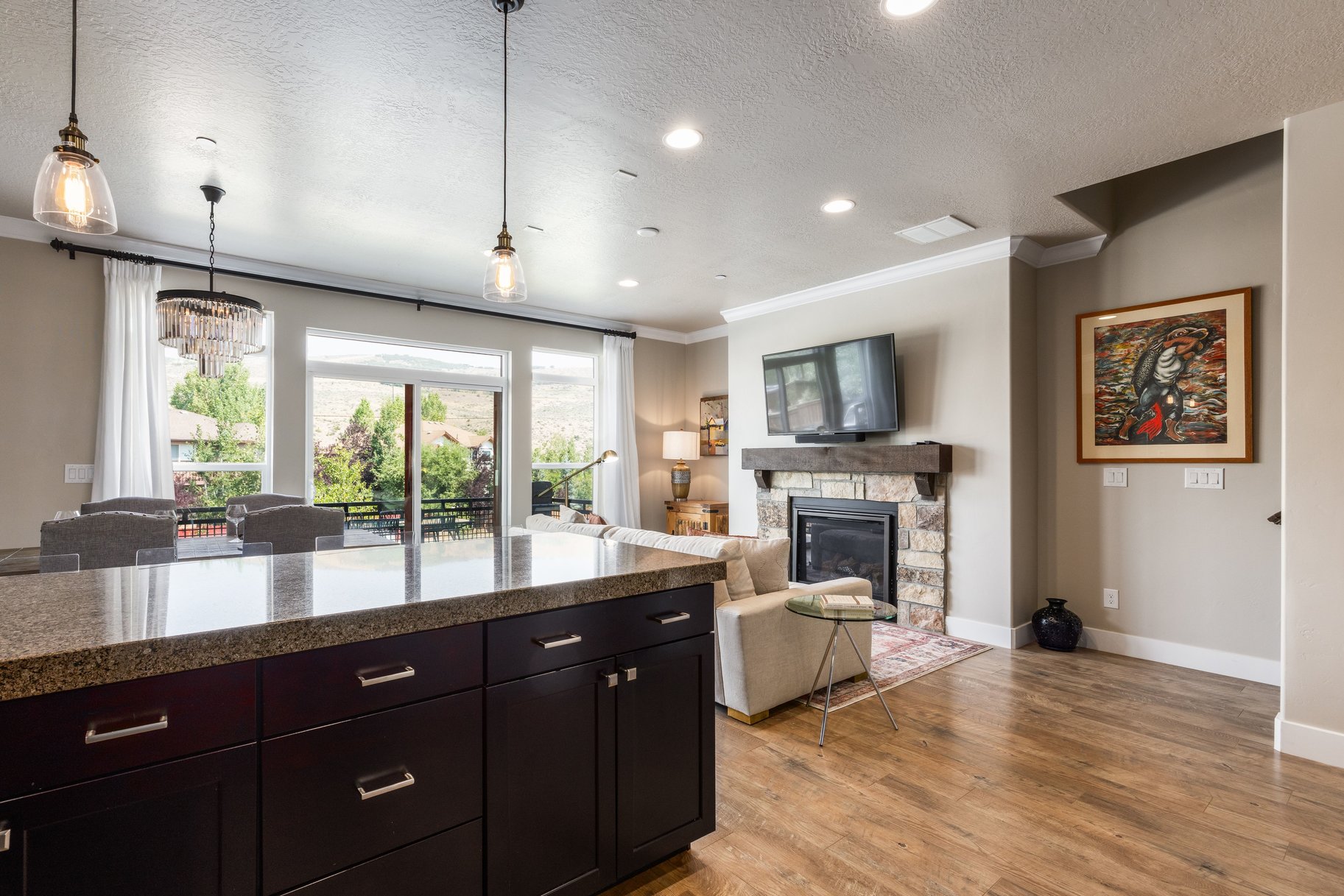 Three Bedroom Townhome with 2-Car Garage Near Trails, Creek, Retail & Golf Club - 物件實景