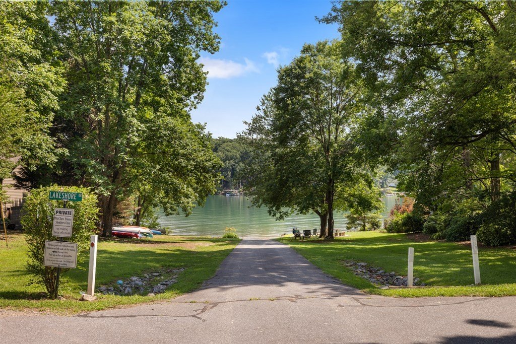 Hayesville, North Carolina, 28904, United States, 4 Bedrooms Bedrooms, ,3 BathroomsBathrooms,Residential,For Sale,1983096