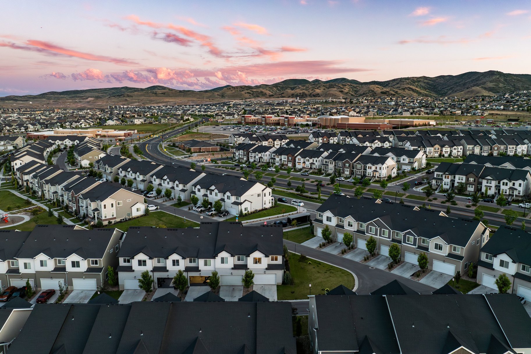 Stylish End-Unit Townhome - 物件實景