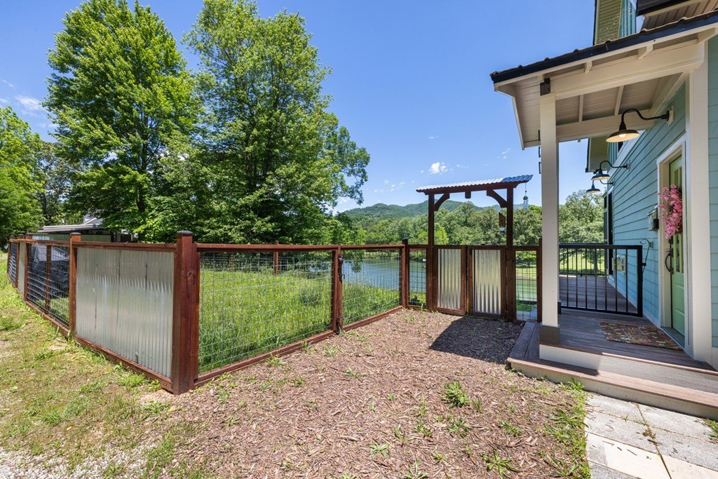 Hayesville, North Carolina, 28904, United States, 3 Bedrooms Bedrooms, ,4 BathroomsBathrooms,Residential,For Sale,1831924