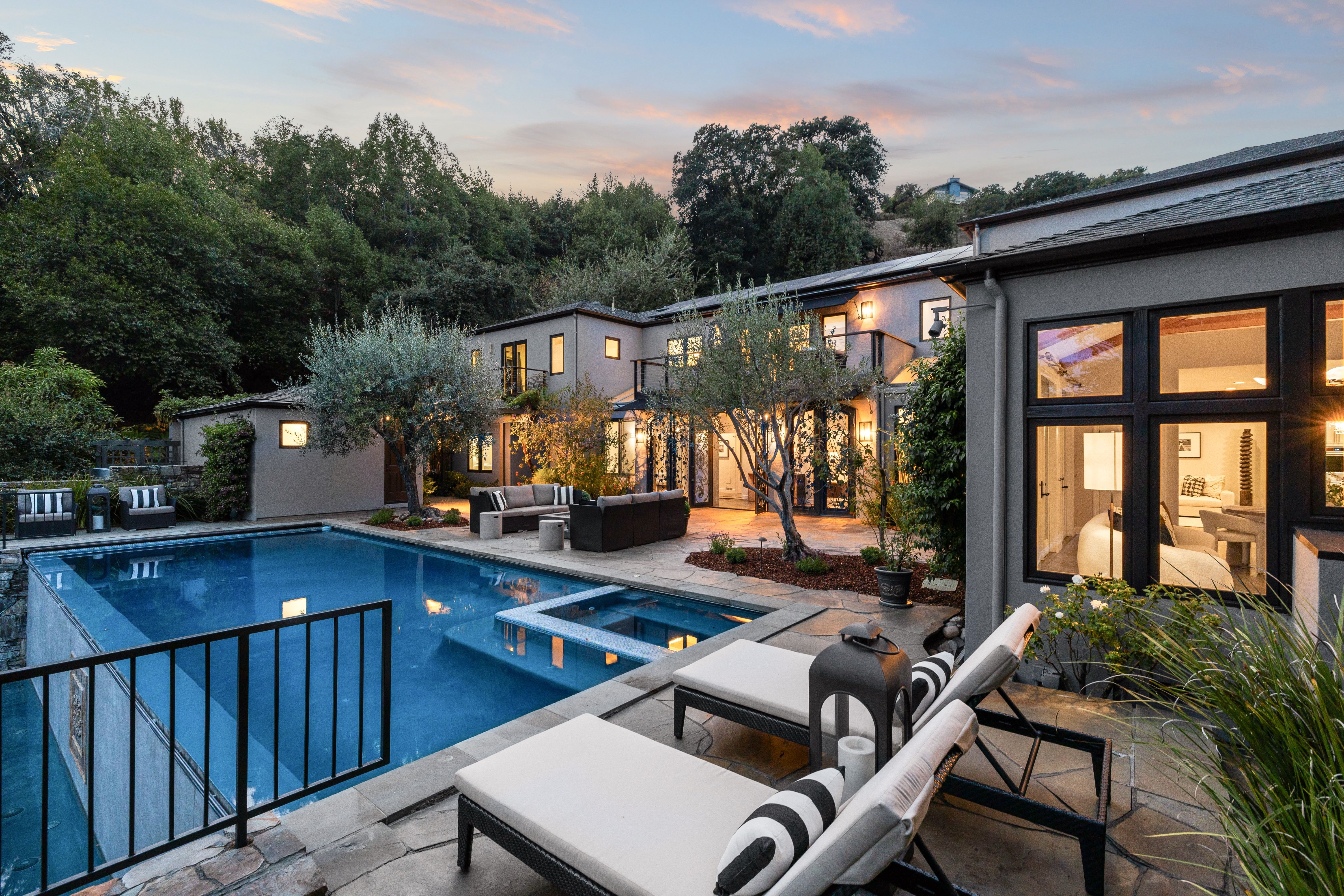  Resort Living in Sorich Park — Gated Mediterranean Estate With Pool and Views - 物件實景