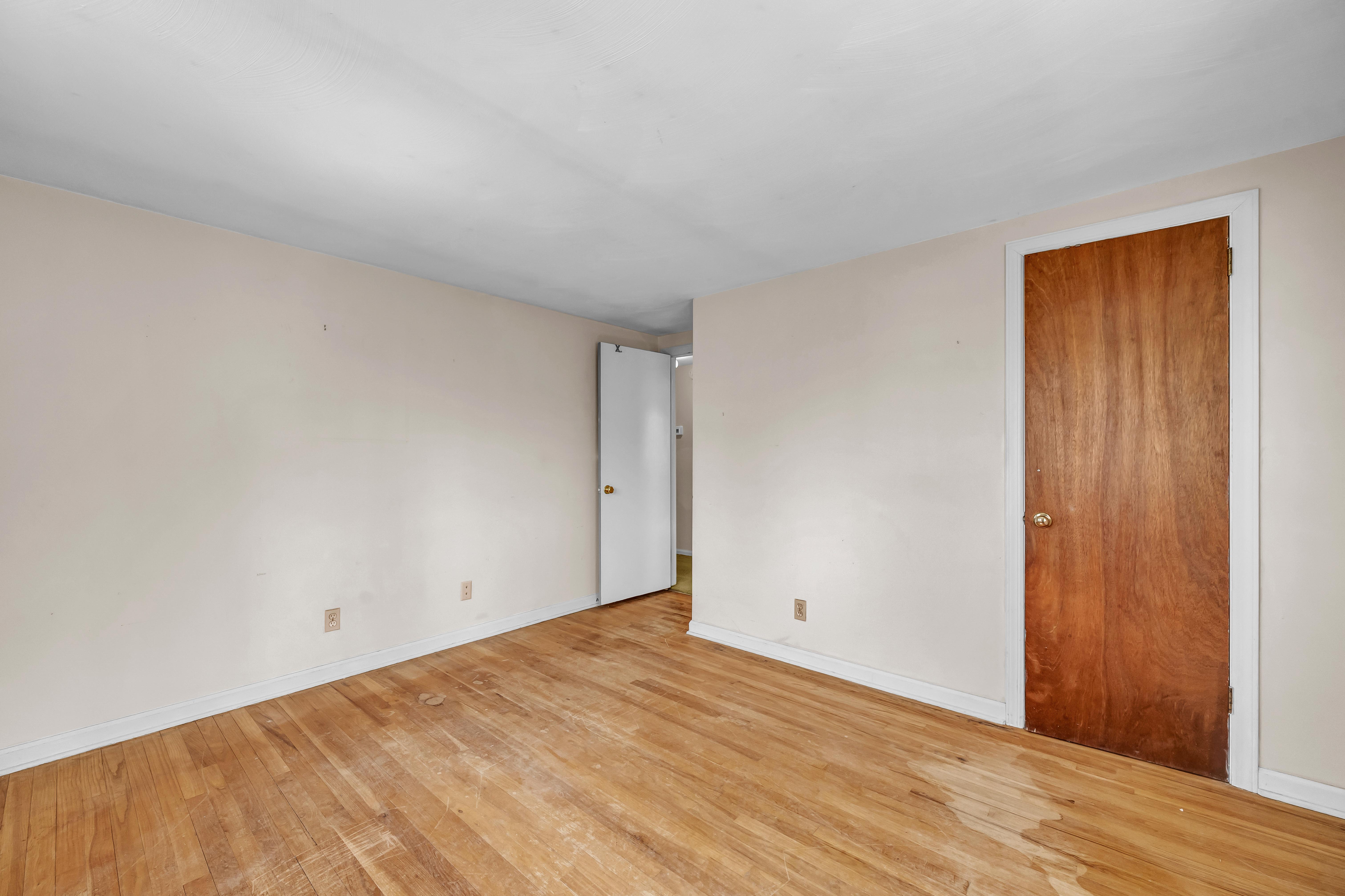  Well Built Colonial - 物件實景