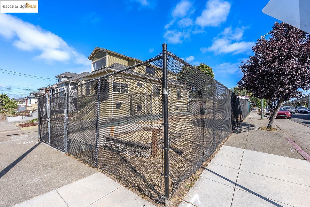 Oakland, California, 94608, United States, 6 Bedrooms Bedrooms, ,3 BathroomsBathrooms,Residential,For Sale,1939780
