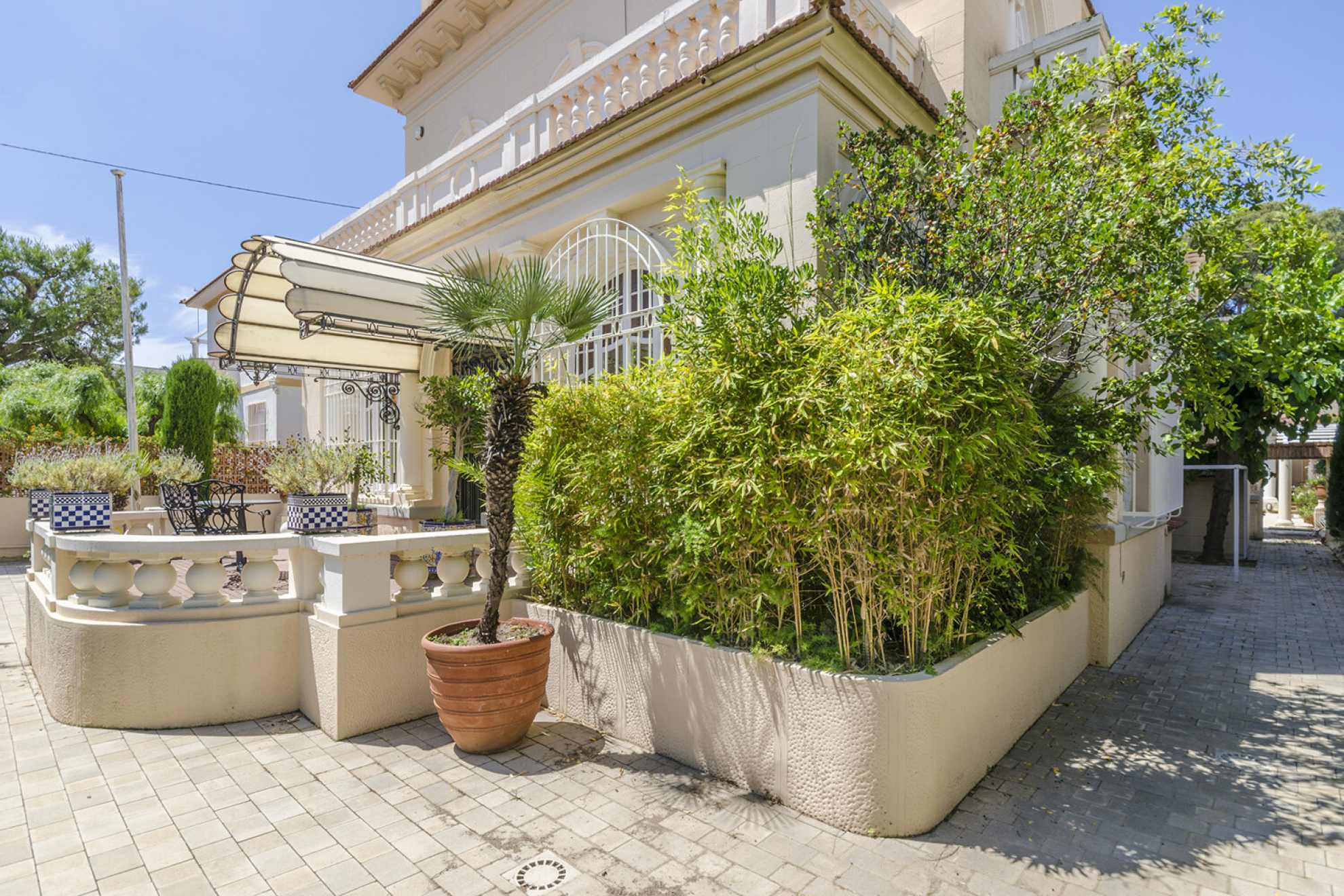  Elegant colonial style villa in Terramar, Sitges, in front of the sea. - 物件實景