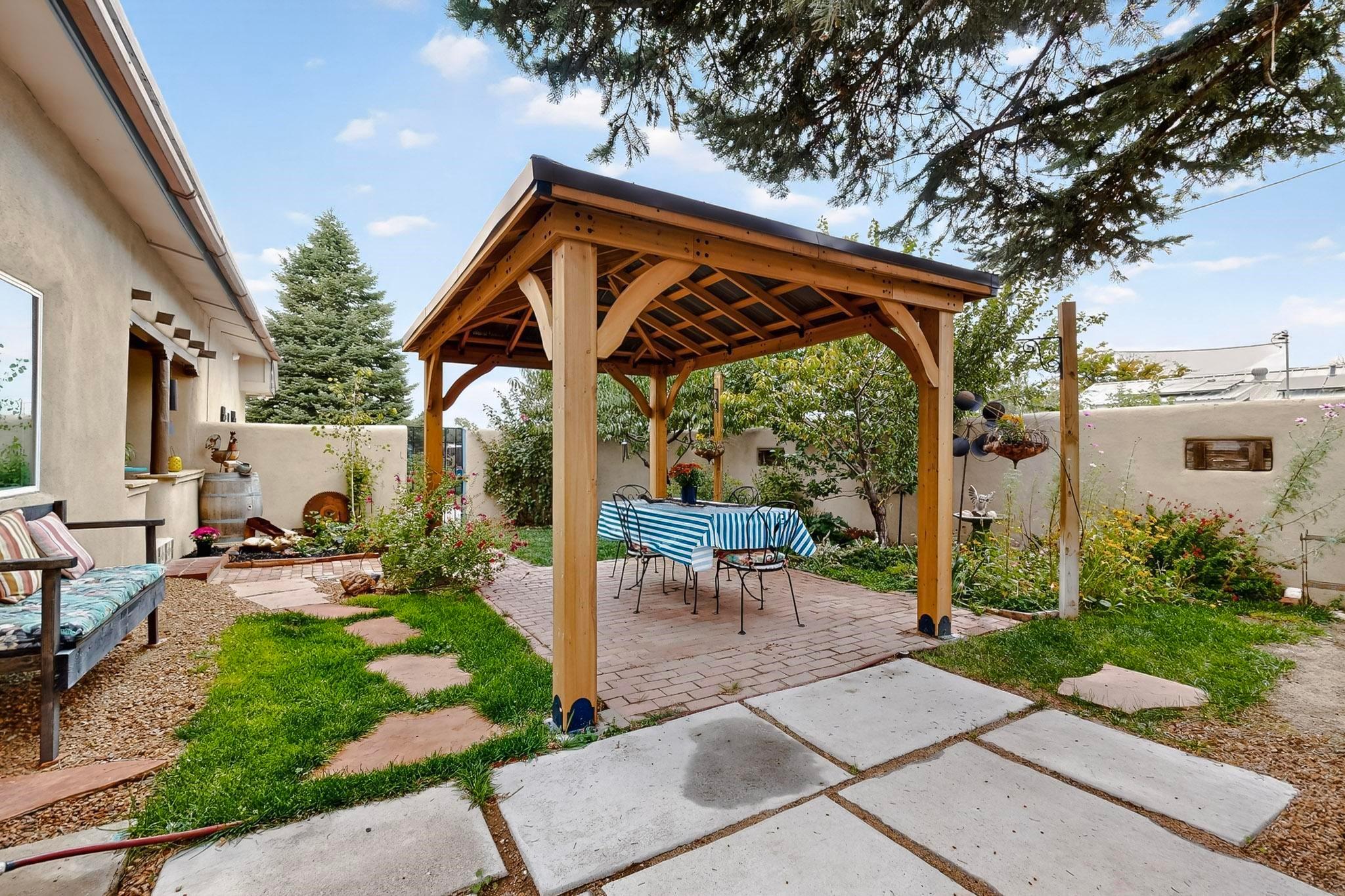 Santa Fe, New Mexico, 87505, United States, 3 Bedrooms Bedrooms, ,2 BathroomsBathrooms,Residential,For Sale,1971309