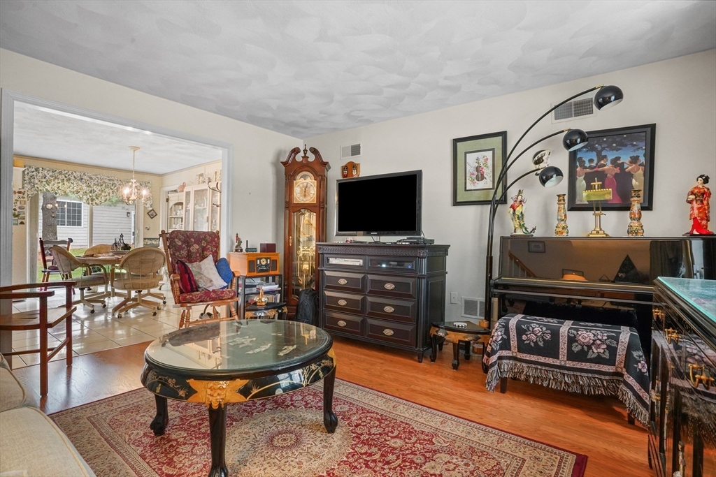 Tewksbury, Massachusetts, 01876, United States, 2 Bedrooms Bedrooms, ,2 BathroomsBathrooms,Residential,For Sale,2048183