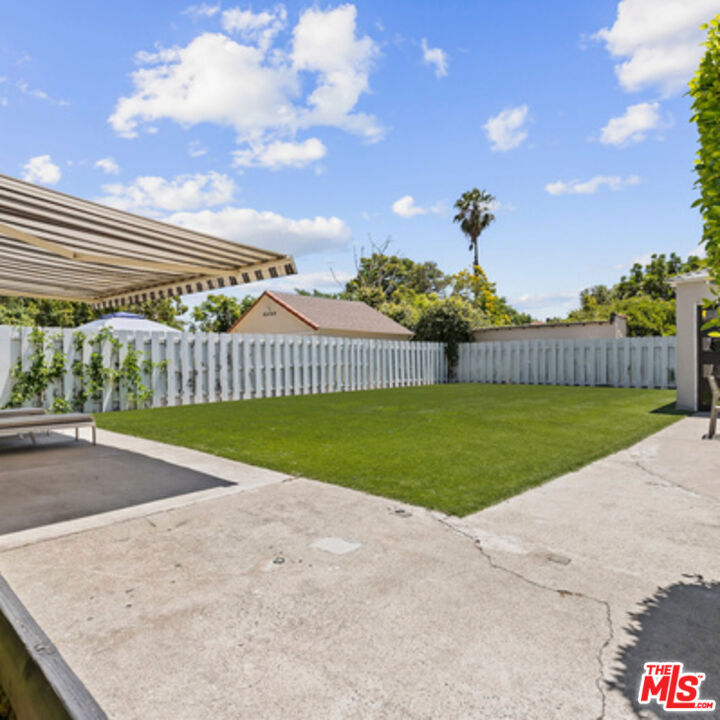Los Angeles, California, 90048, United States, 3 Bedrooms Bedrooms, ,2 BathroomsBathrooms,Residential,For Sale,1919092