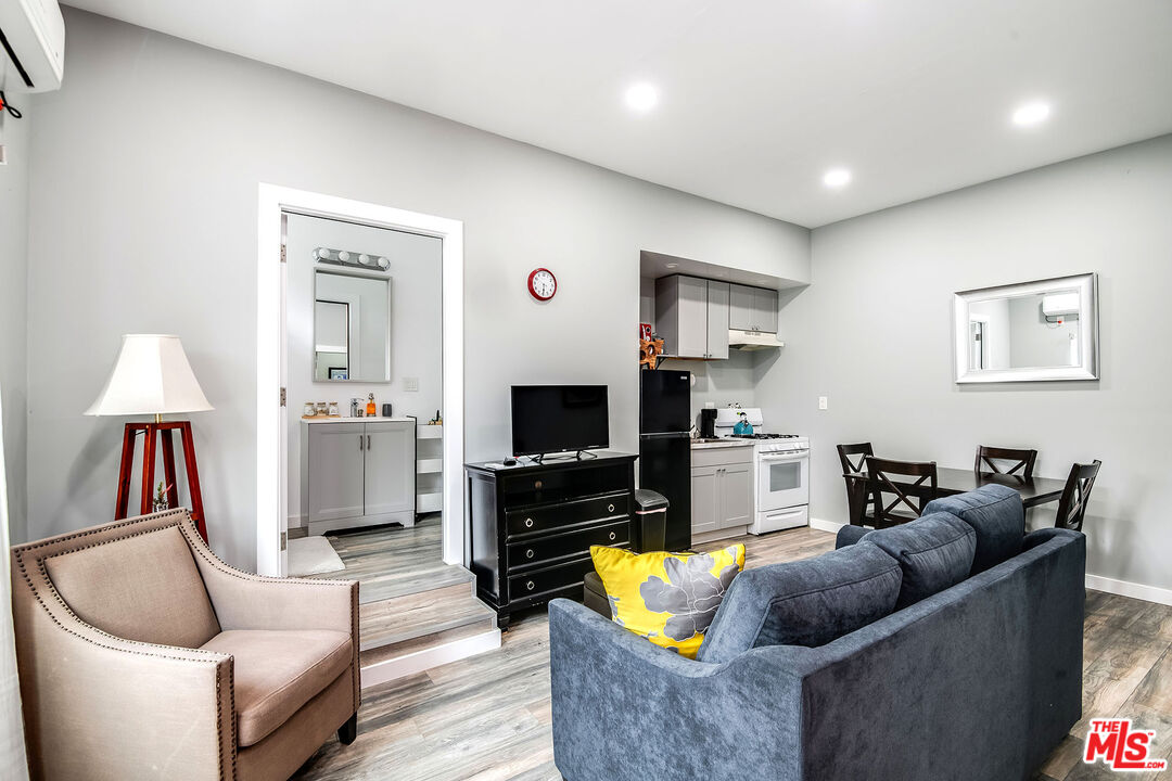 Los Angeles, California, 90068, United States, 6 Bedrooms Bedrooms, ,7 BathroomsBathrooms,Residential,For Sale,1840011