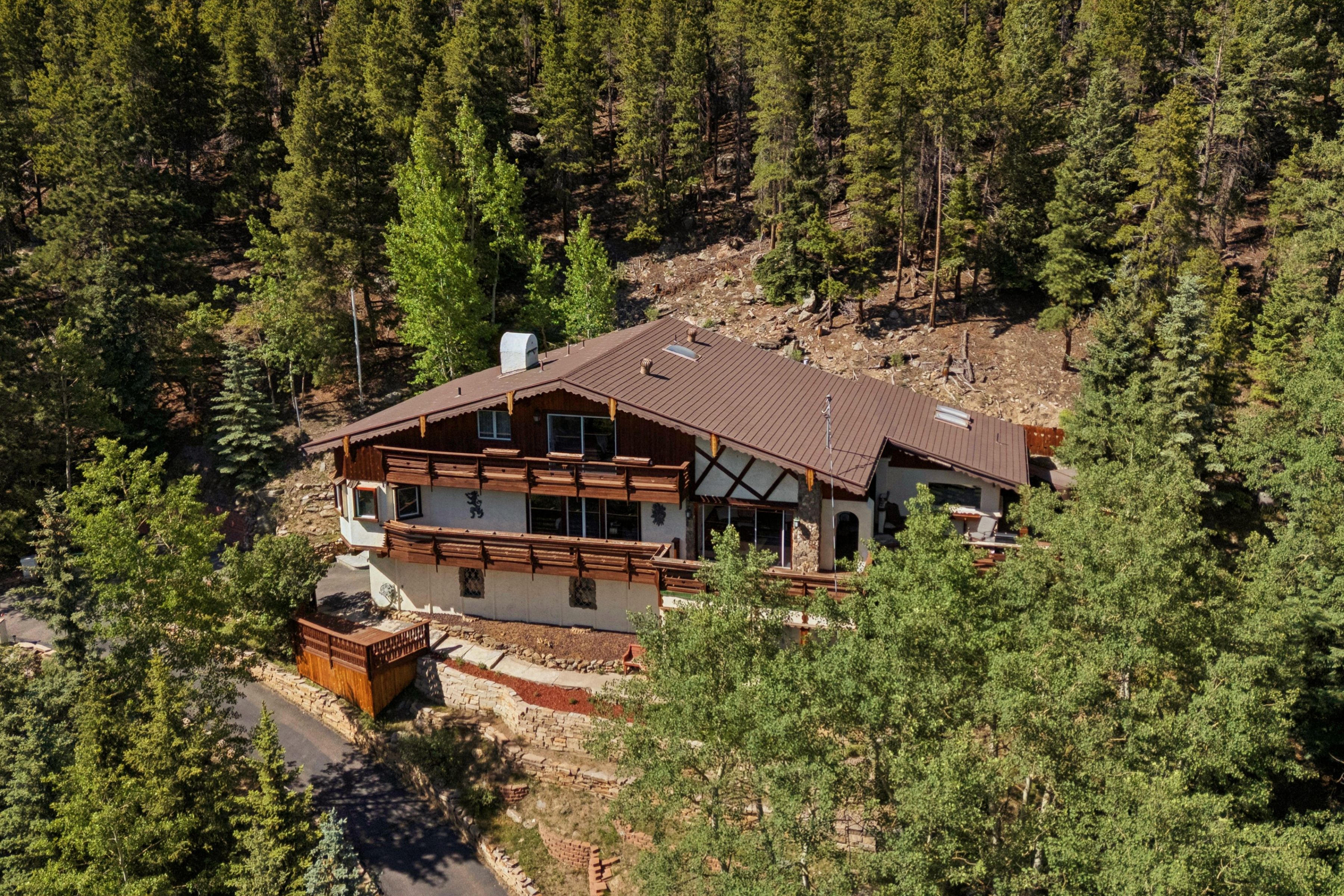  Mountain Chalet on Almost 8 Acres - 物件實景